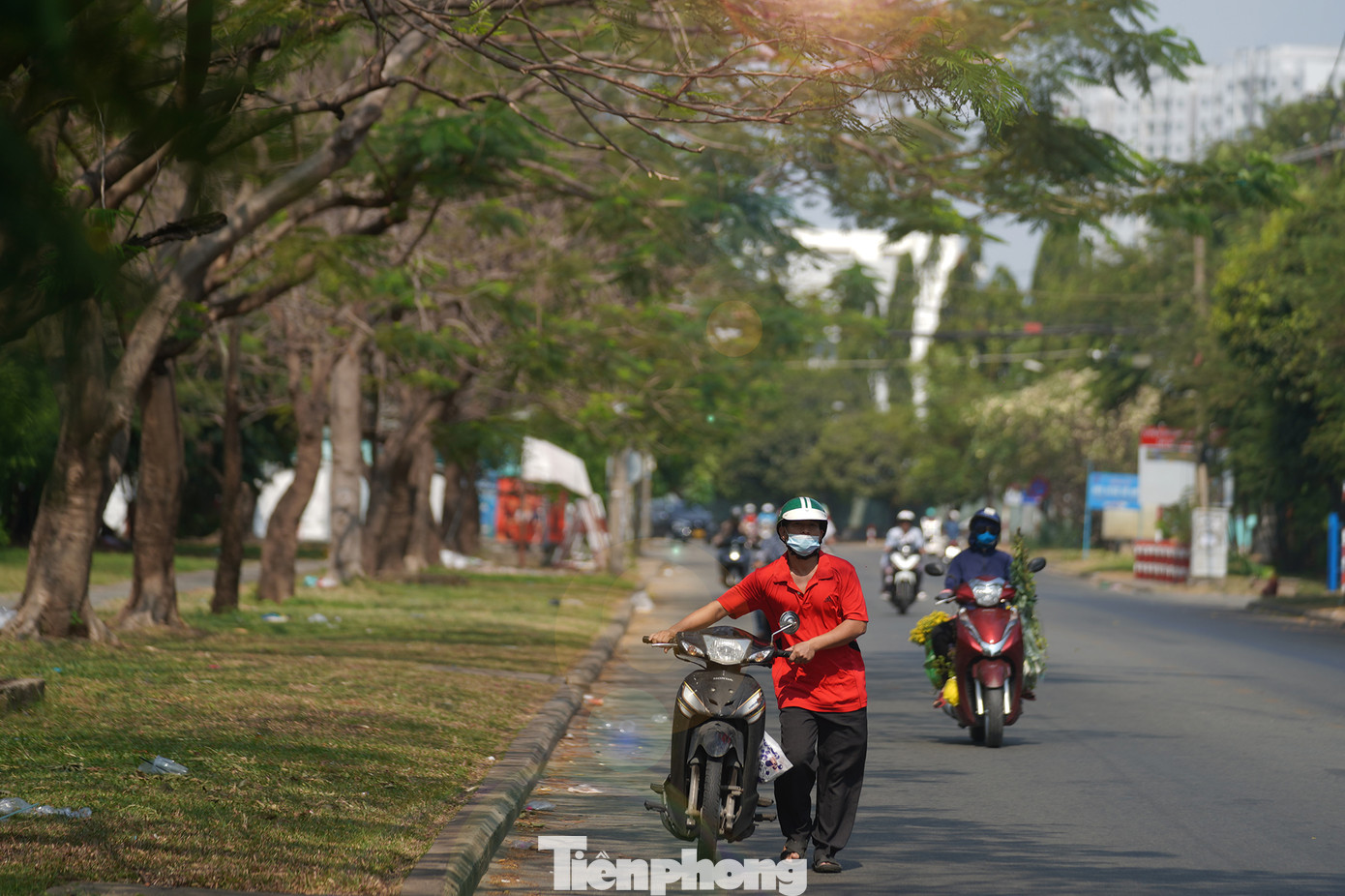Trục đường nội bộ KCN Tân Bình vắng lặng. &quot;Tôi bị bể bánh xe mà đẩy bộ này giờ không tìm thấy chỗ vá, Tết người ta nghỉ hết&quot;, người này nói.