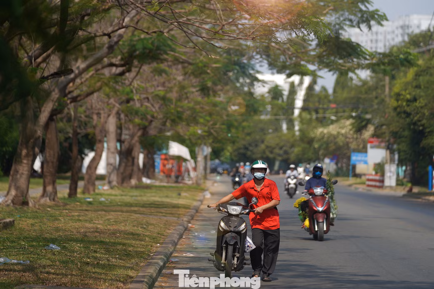 Trục đường nội bộ KCN Tân Bình vắng lặng. "Tôi bị bể bánh xe mà đẩy bộ này giờ không tìm thấy chỗ vá, Tết người ta nghỉ hết", người này nói.