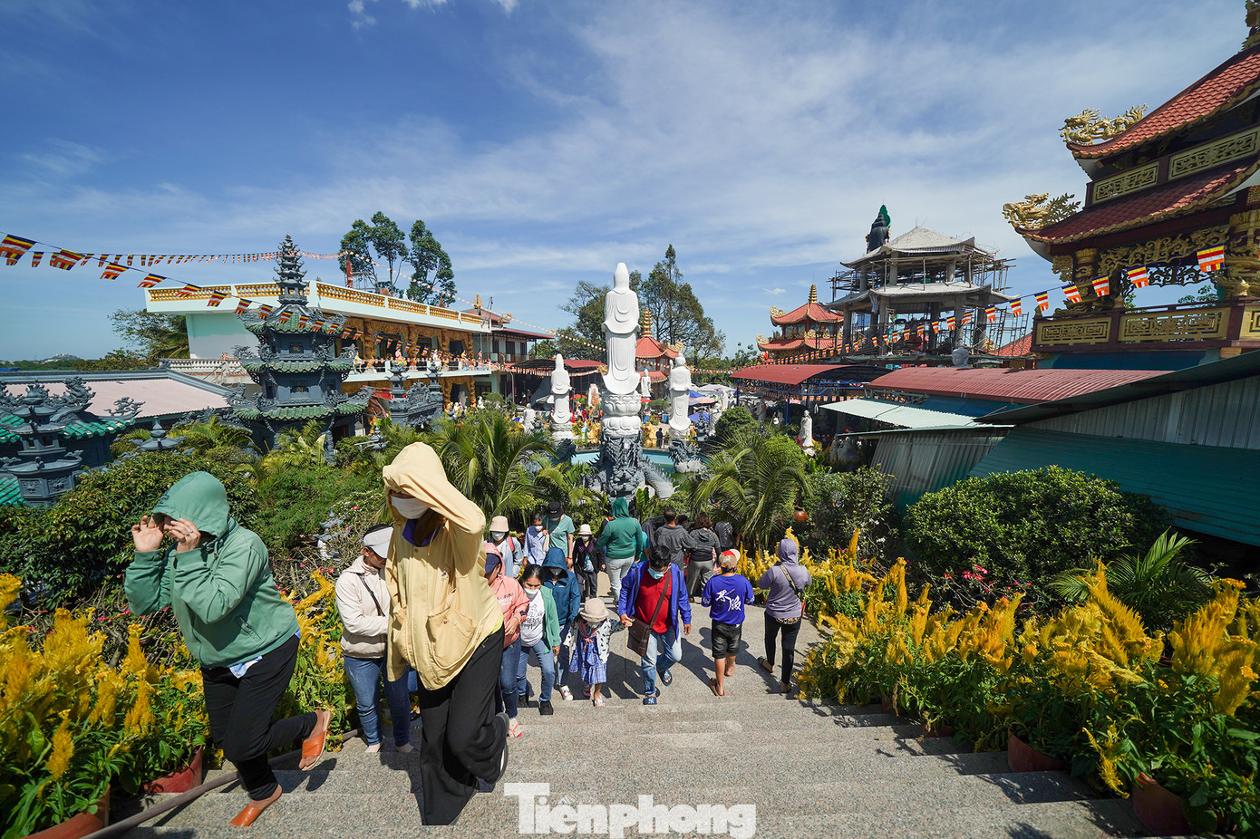 Du khách đội nắng hướng về chánh điện chùa.