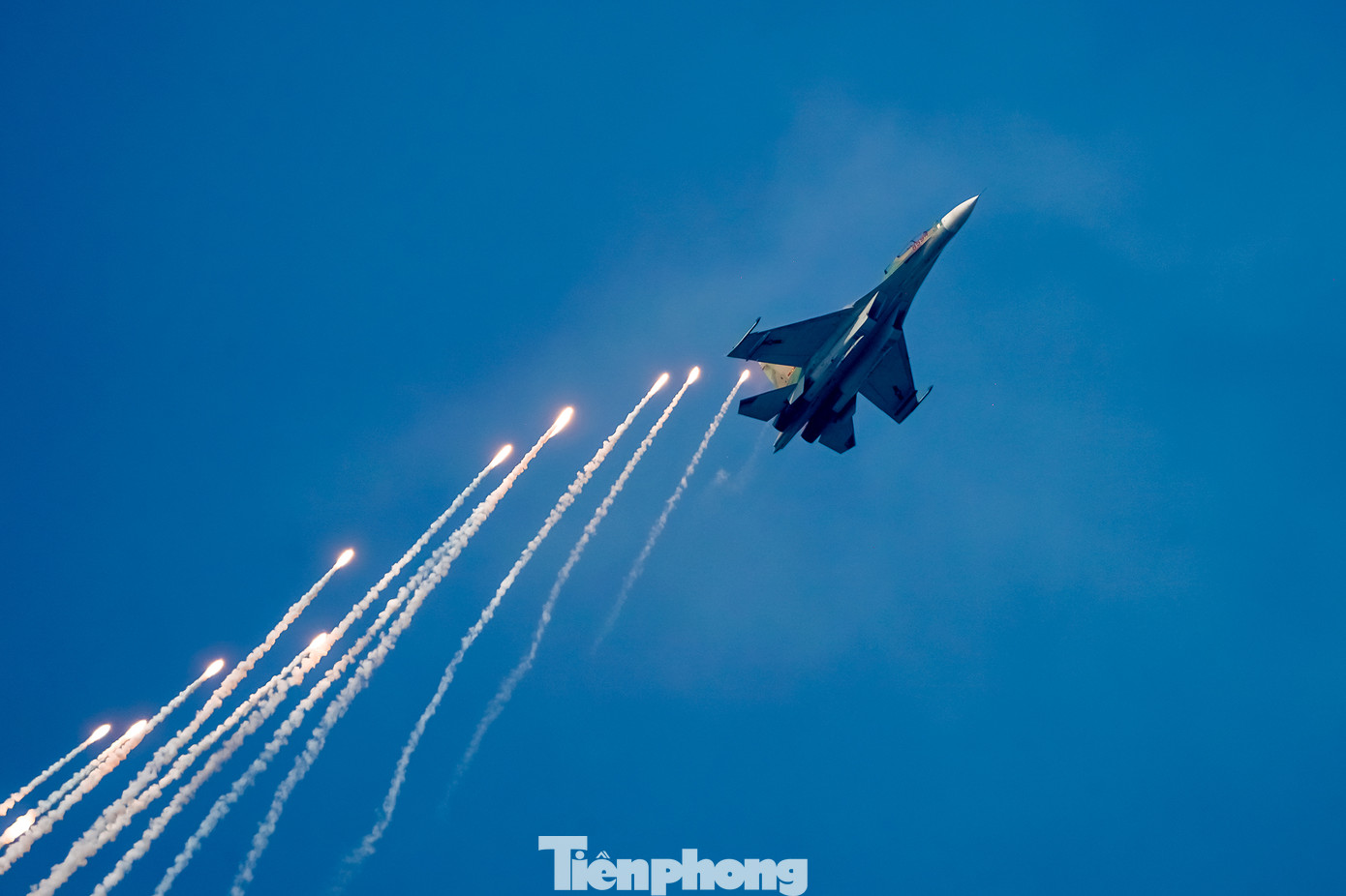 Phi công Thiếu tá Nguyễn Ngọc Khánh - Phi đội trưởng Phi đội 2, Trung đoàn 935, chia sẻ: “Tôi cảm thấy vô cùng vinh dự và tự hào khi được giao nhiệm vụ này. Chúng tôi ý thức sâu sắc rằng mỗi đường bay, mỗi động tác kỹ thuật đều thể hiện sức mạnh của Quân đội Nhân dân Việt Nam, là lời khẳng định về chủ quyền thiêng liêng của Tổ quốc. Phi công Thiếu tá Nguyễn Ngọc Khánh - Phi đội trưởng Phi đội 2, Trung đoàn 935, chia sẻ: “Tôi cảm thấy vô cùng vinh dự và tự hào khi được giao nhiệm vụ này. Chúng tôi ý thức sâu sắc rằng mỗi đường bay, mỗi động tác kỹ thuật đều thể hiện sức mạnh của Quân đội Nhân dân Việt Nam, là lời khẳng định về chủ quyền thiêng liêng của Tổ quốc.
