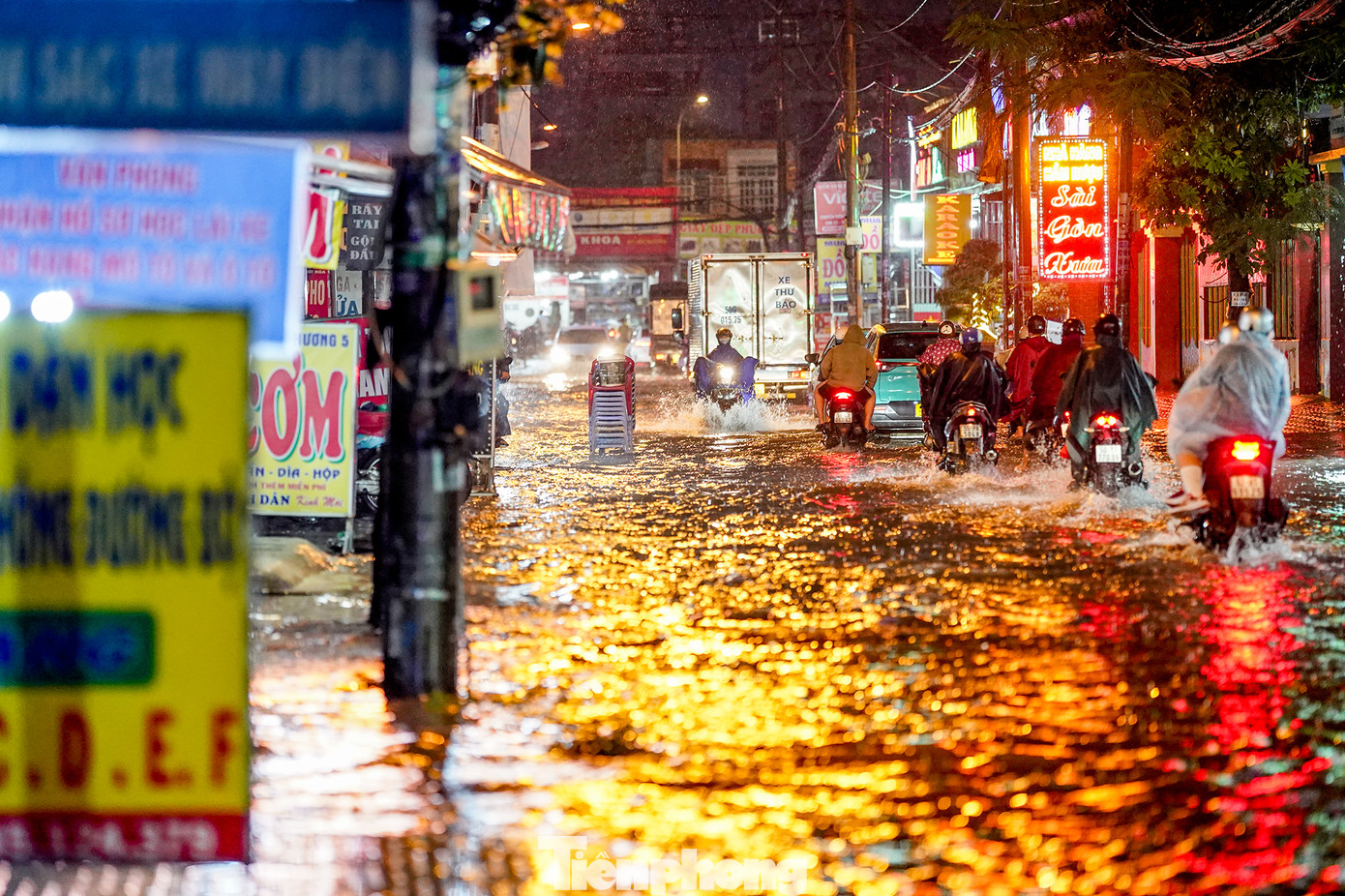 Tình trạng ngập úng sau mưa lại tái diễn tại nút giao Thới Hòa - Quách Điêu (xã Vĩnh Lộc A, huyện Bình Chánh).