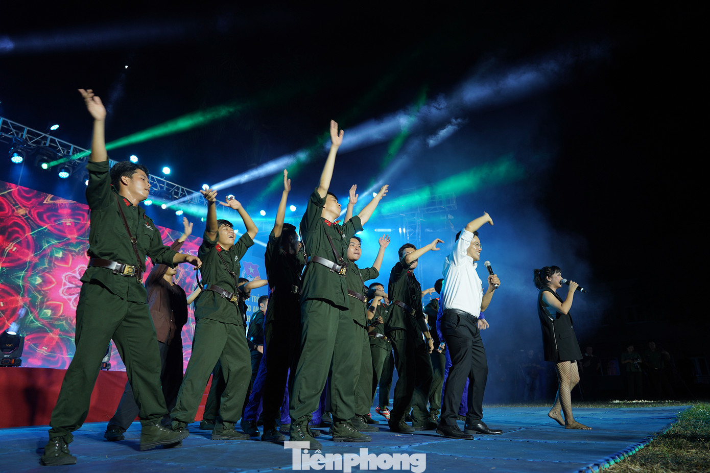 Ca sĩ Phương Thanh biểu diễn với tân binh.