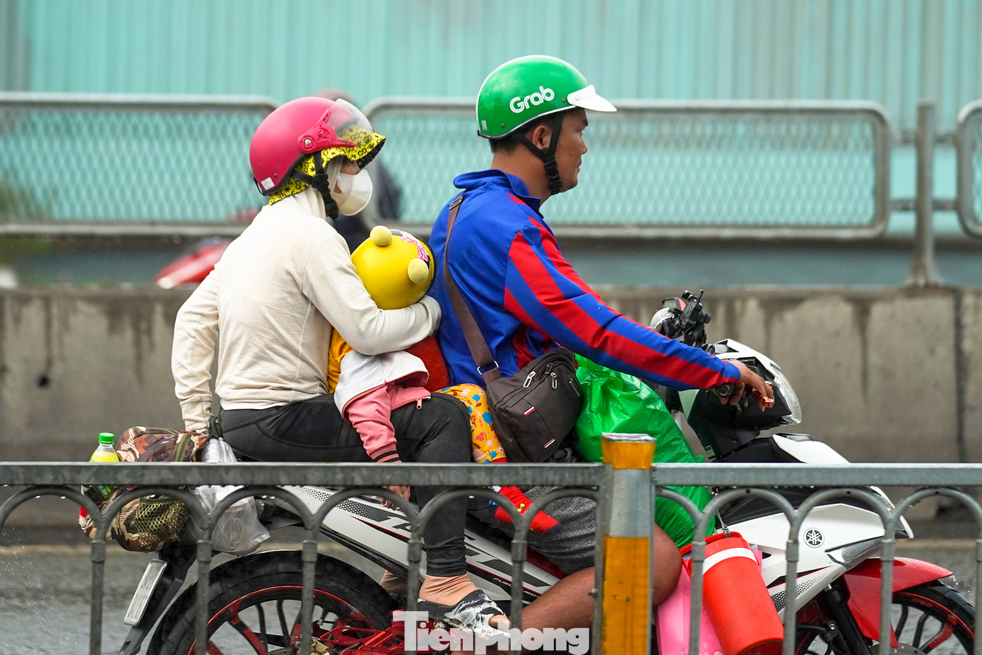 Những cơn mưa bất chợt khiến chặng đường trở lại TPHCM sau đợt nghỉ lễ của người dân thêm vất vả. "Hôm nay, trời nắng không gắt nhưng không khí khá khó chịu, đoạn mưa, đoạn nắng nên mệt rã rời" - anh Lê Văn Quốc Cang (ngụ tỉnh Trà Vinh) chia sẻ khi dừng chờ đèn đỏ đoạn gần cảng Bon Bon.