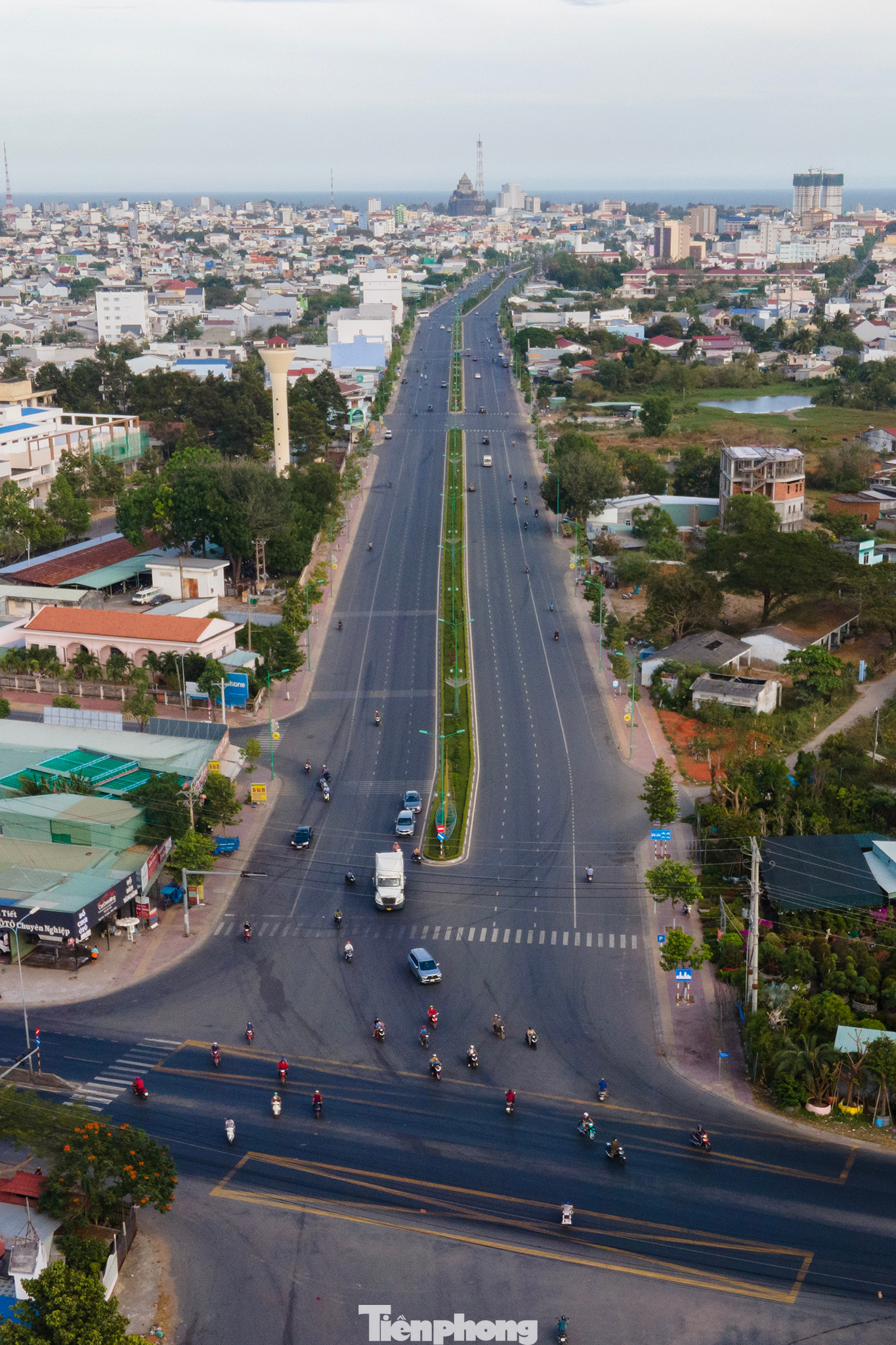 Cơ quan chức năng tỉnh Bình Thuận liên tiếp nhận đơn từ người dân tố cáo một số cán bộ có trách nhiệm đã làm trái trong việc cấp các lô đất tái định cư.