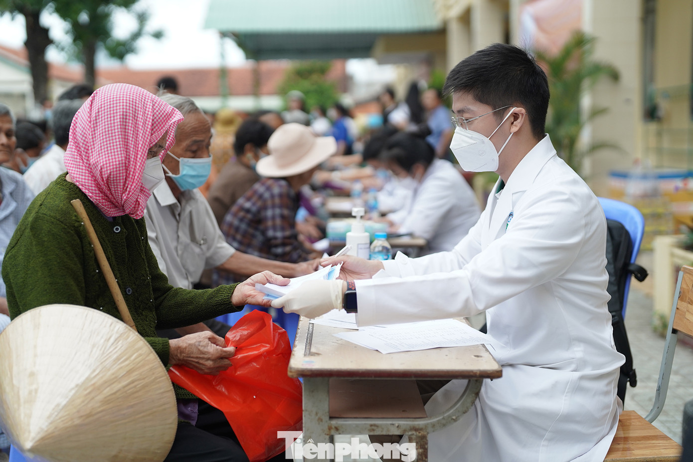 Các bác sĩ của Bệnh viện Lê Văn Thịnh, BV Da liễu TPHCM và phòng khám Hồng Đức khám bệnh cho người dân