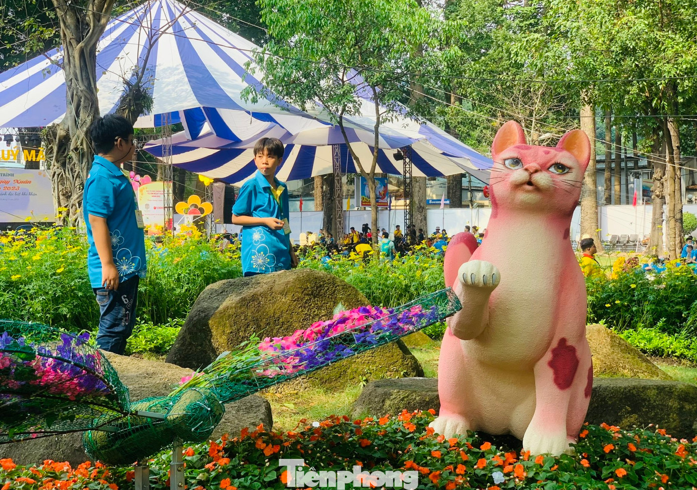 Các nhân viên trang trí đang chạy đua với thời gian cho những bước cuối cùng.