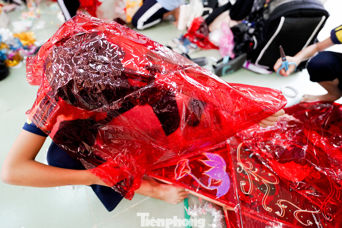 Những chiếc lồng đèn sẽ được trang trí tùy theo sự sáng tạo, mang tính thẩm mỹ và lan tỏa các thông điệp về tình yêu quê hương, đất nước …