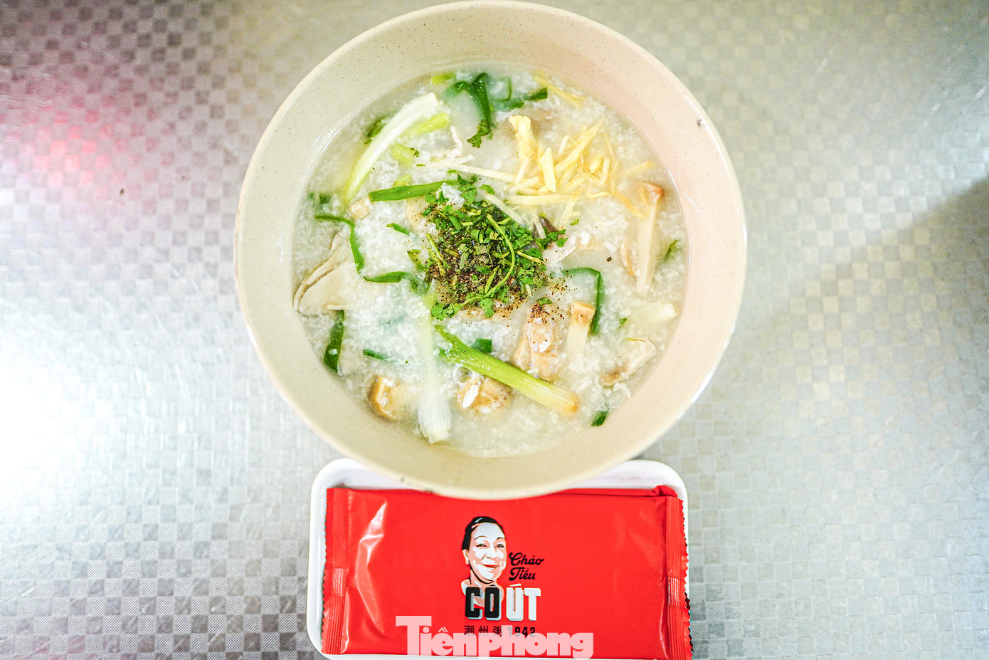 Cháo tiều Cô Út có mặt tại Sài Gòn từ năm 1942. Cháo tiều còn được biết đến công dụng là món ăn giải cảm vì có nhiều hành và tiêu.