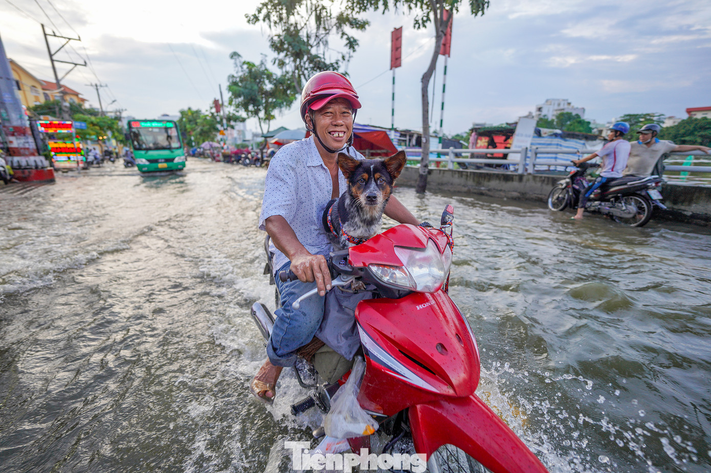 Ngập lụt khiến người dân vất vả di chuyển vào giờ tan tầm để về nhà.