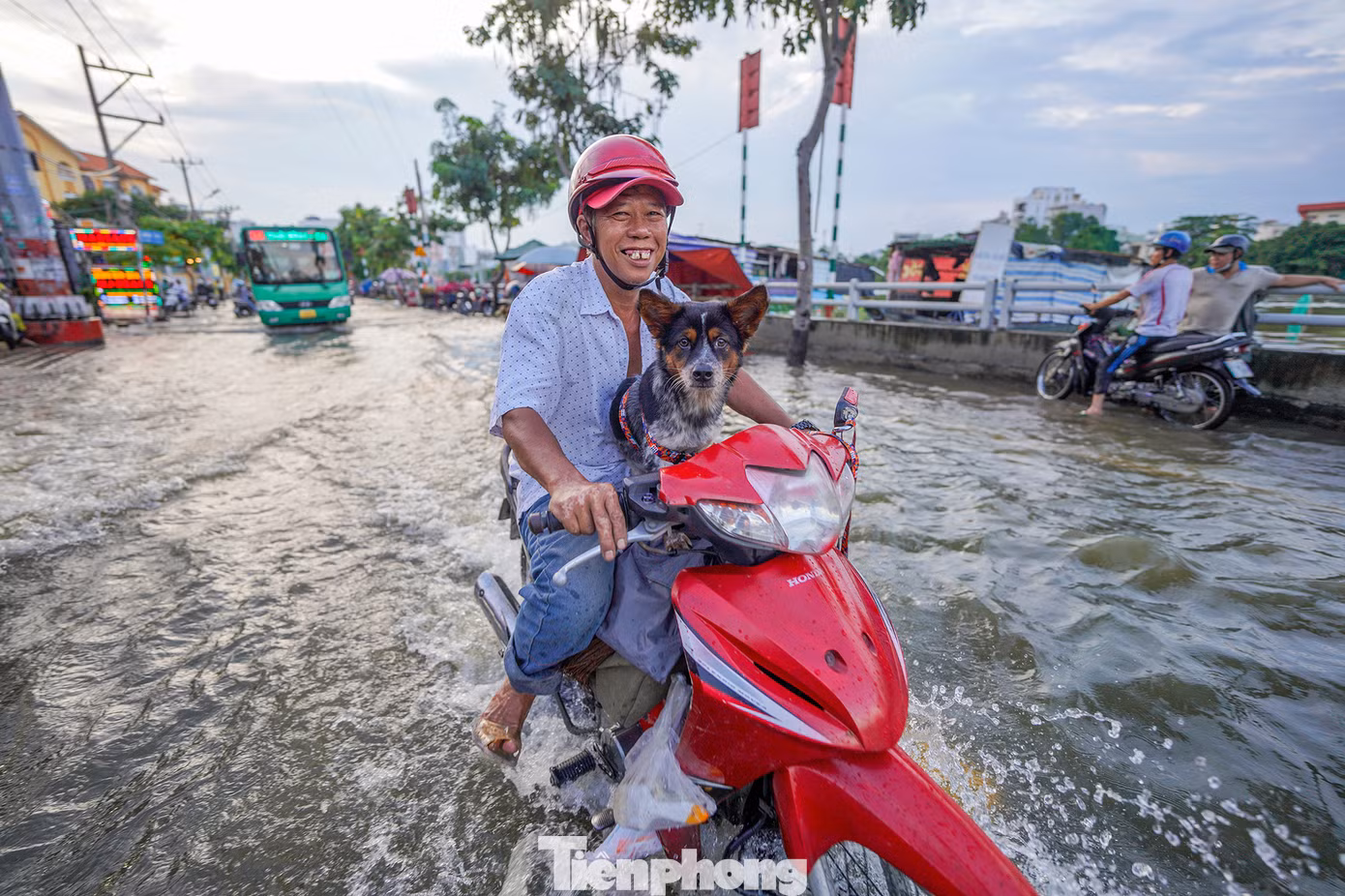 Ngập lụt khiến người dân vất vả di chuyển vào giờ tan tầm để về nhà.
