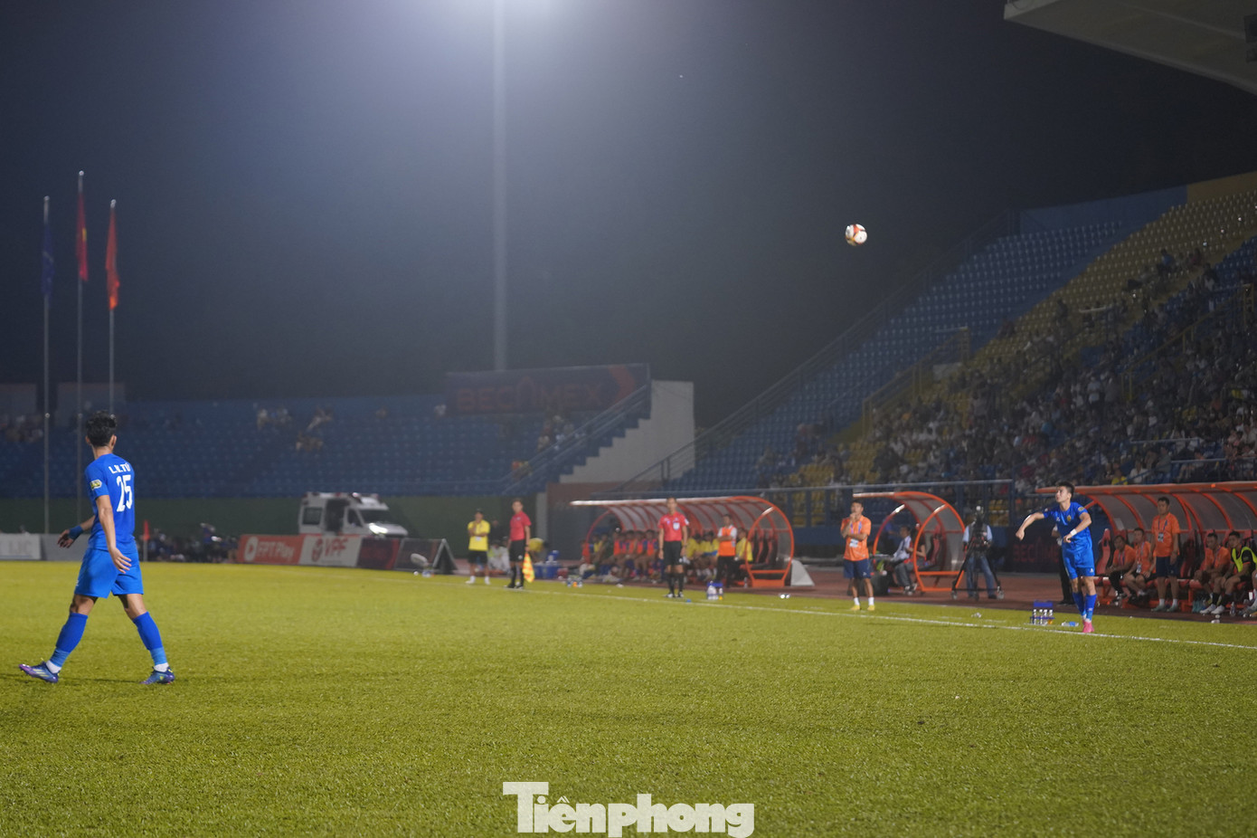 10 phút sau, bắt nguồn từ pha ném biên uy lực, Quảng Nam san bằng tỷ số trận đấu.