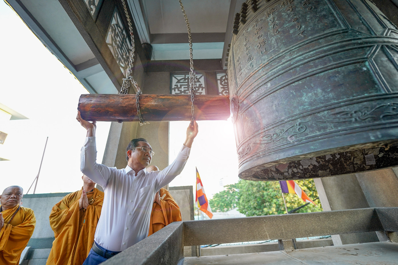 Chủ tịch UBND TPHCM Nguyễn Văn Được đánh chuông trong ngày làm việc đầu tiên sau sáp nhập, với kỳ vọng mở ra một chương mới không chỉ về mặt chính quyền, mà còn là văn hóa điều hành: đặt con người, tinh thần và đạo đức làm nền móng.