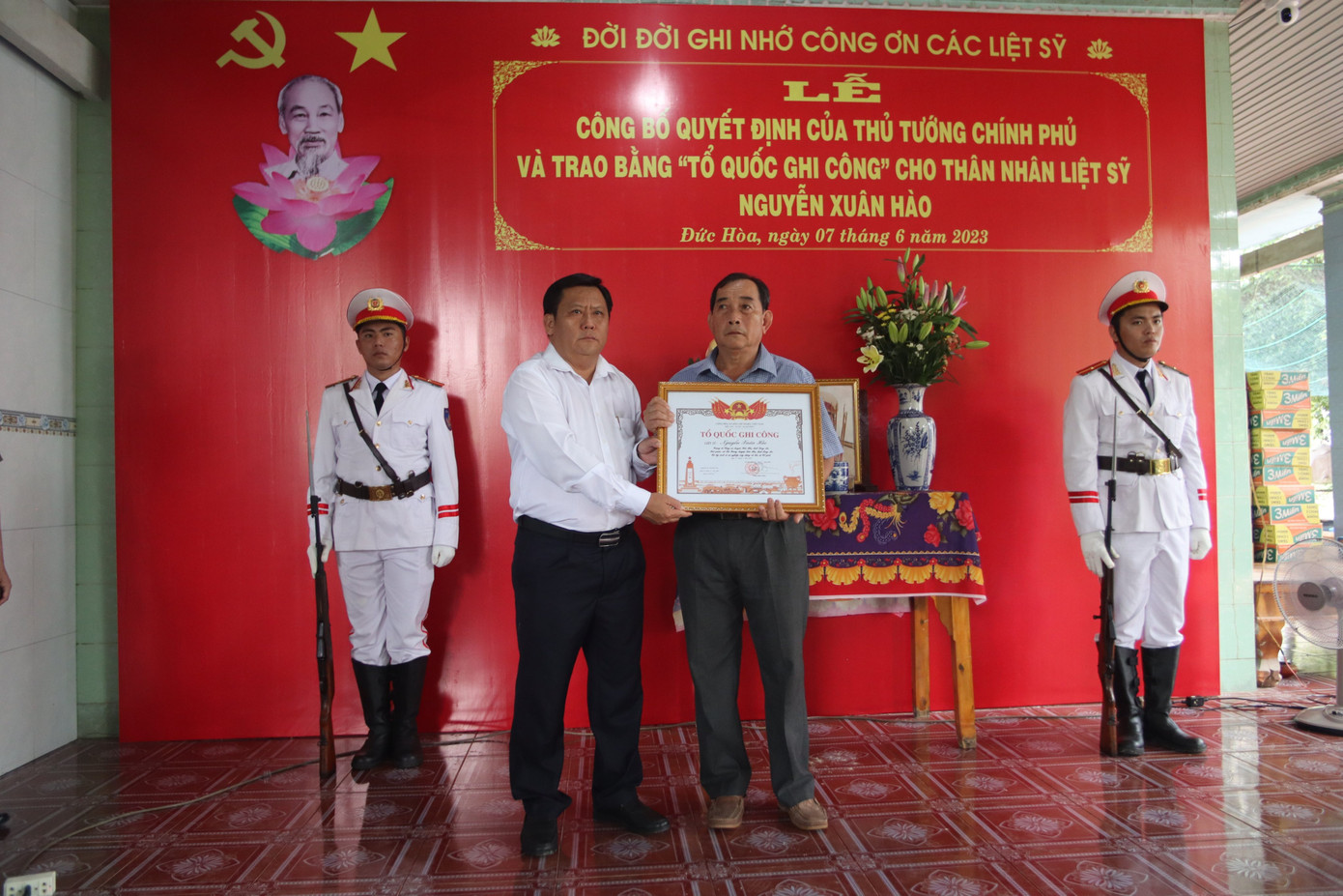 Phó chủ tịch UBND tỉnh Long An Huỳnh Văn Sơn trao bằng Tổ quốc ghi công cho thân nhân gia đình liệt sĩ Nguyễn Xuân Hào.