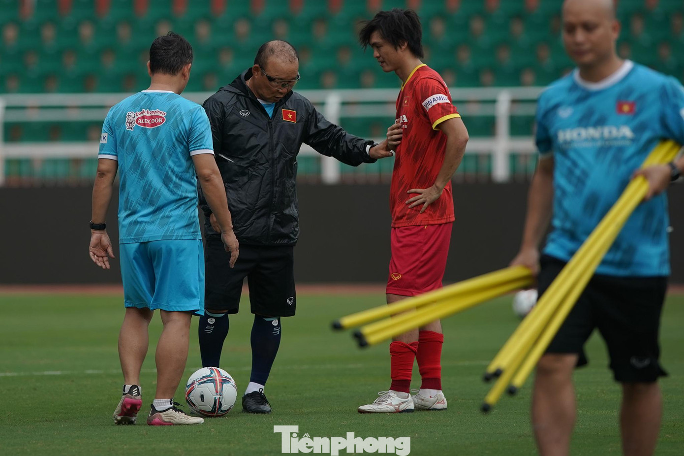 Một số cầu thủ như Tuấn Anh, Văn Thanh được HLV Park gọi ra góc riêng trao đổi.