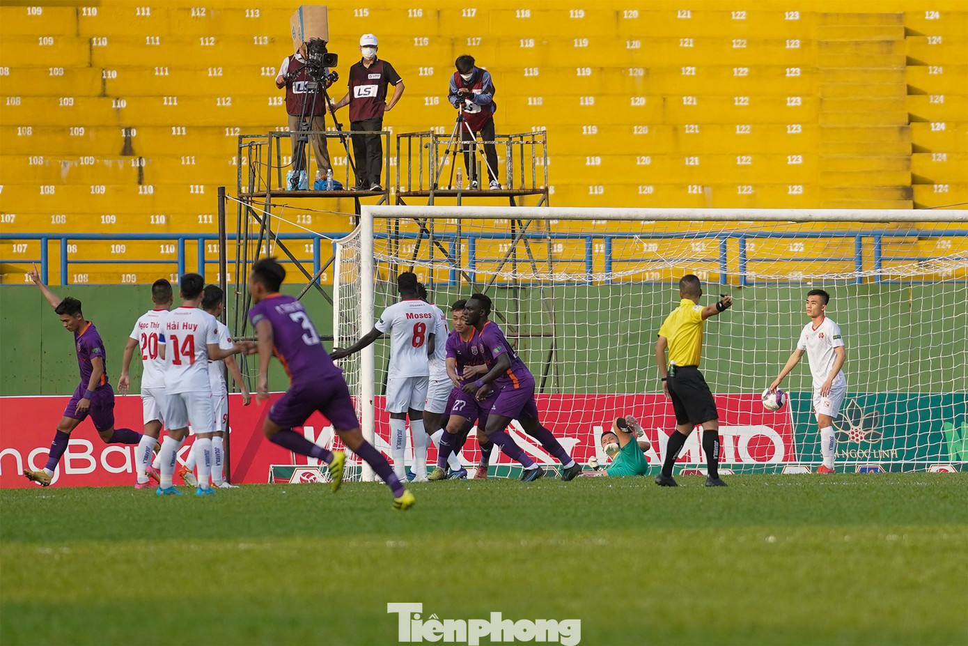 Sau bàn mở tỉ số, đội chủ sân Gò Đậu đã sớm có bàn thắng gỡ hòa. Trận đấu trên sân Gò Đậu đang diễn ra cực kỳ hấp dẫn.