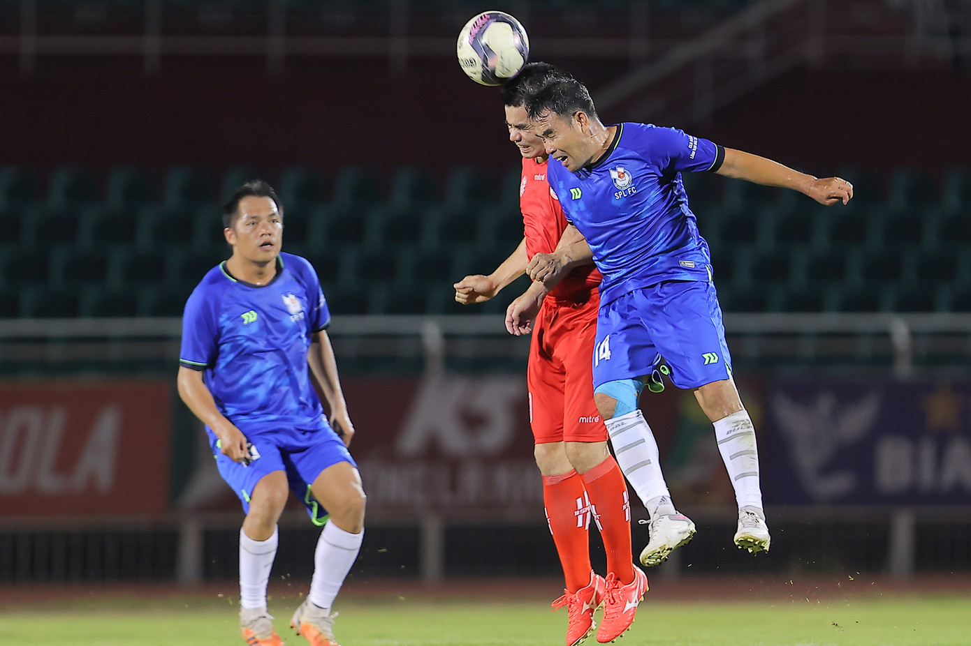 Cầu thủ Ngọc Uyên (Đài Truyền hình VTC) chơi chắc chắn và tổ chức phân phối bóng cho toàn đội. (Ảnh: Nguyễn Hoàng)