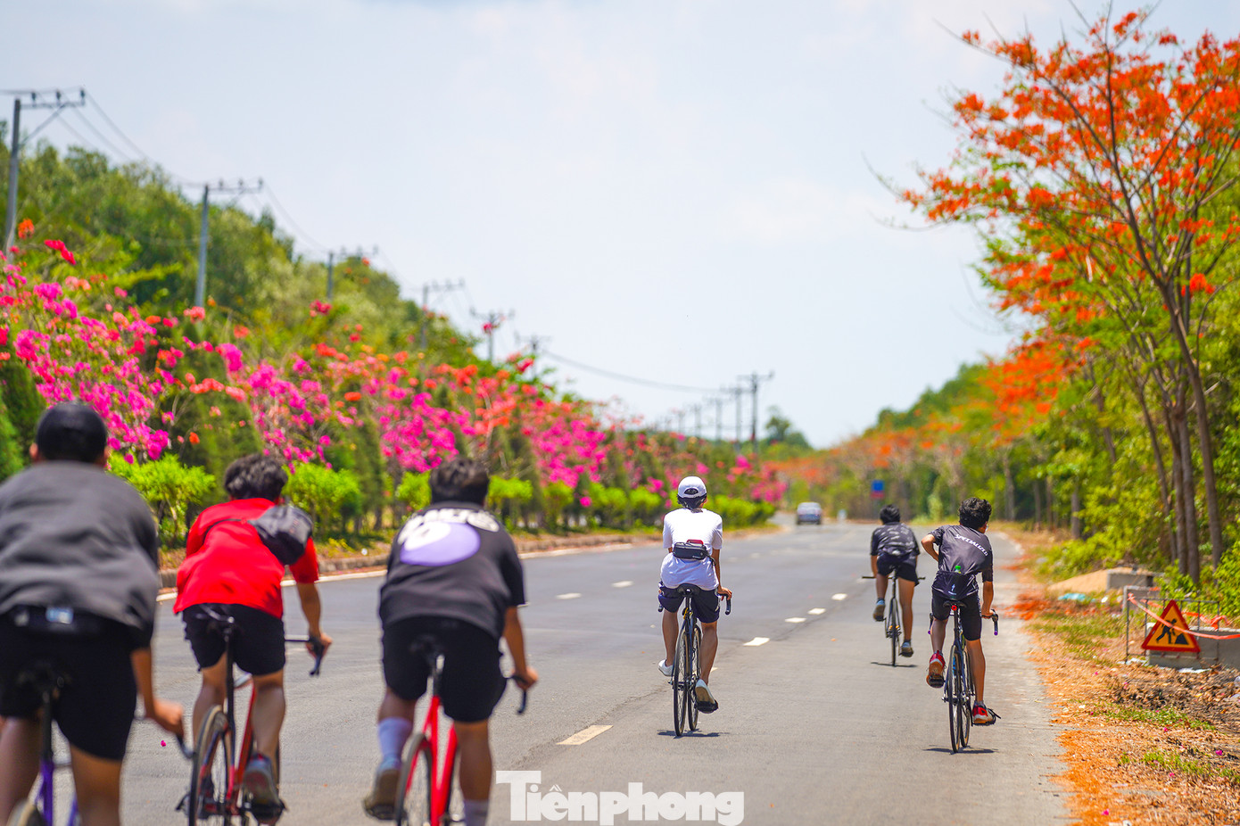 Trước khi có tuyến đường rộng 6 làn xe như hiện tại, con đường độc đạo xuyên rừng, hướng ra biển Cần Giờ chỉ là đường đất nhỏ hẹp, đủ cho một người, một phương tiện di chuyển qua. Đường Rừng Sác được nâng cấp lần đầu tiên vào năm 1985. Khi đó, tuyến đường đất sình lầy được chuyển thành đường cấp phối bằng sỏi và đá. Nhiều nhóm bạn trẻ nhà ở Quận 7, huyện Nhà Bè chọn con đường này để đạp xe, hóng gió...