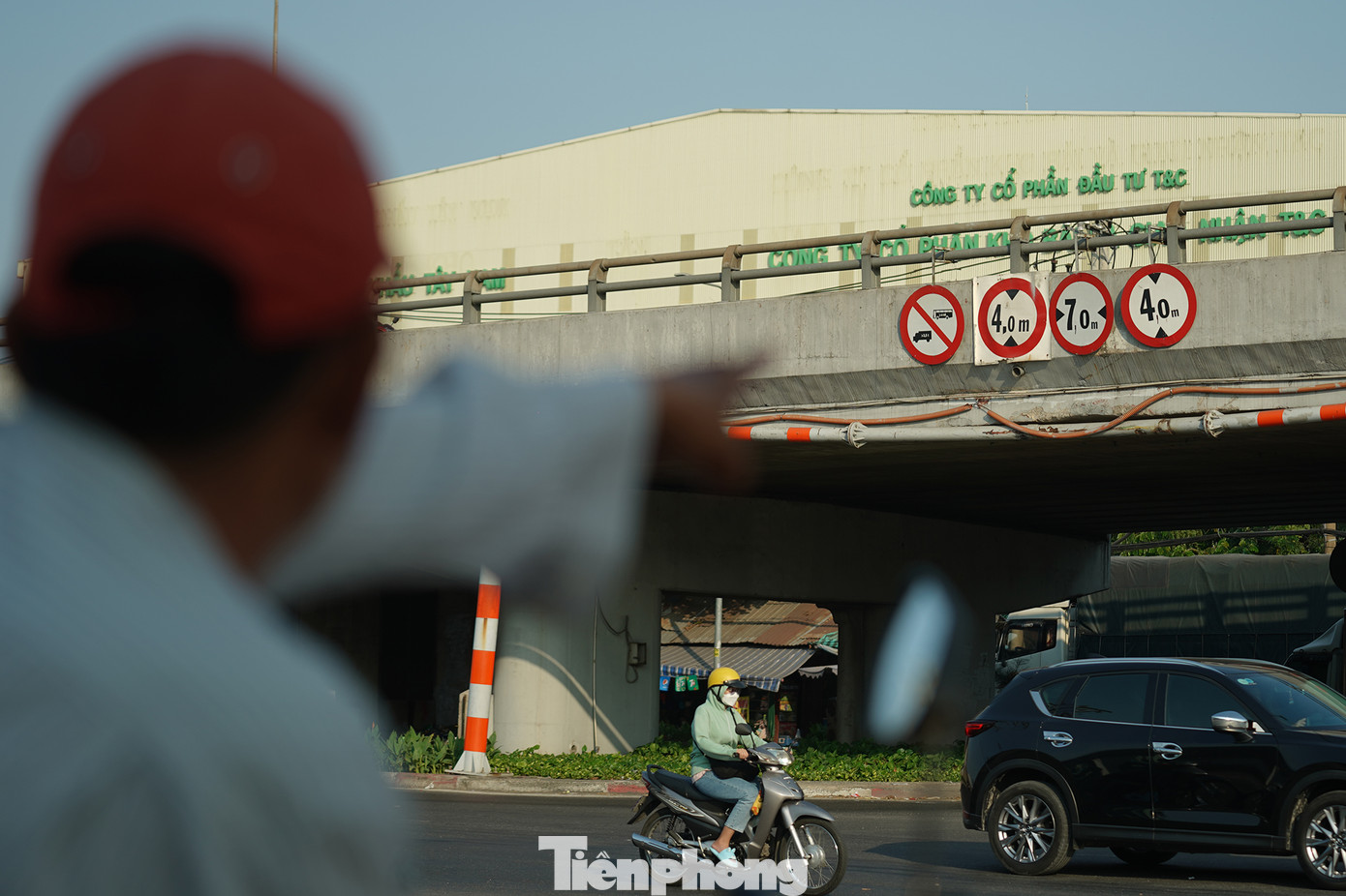 &quot;Riêng mấy cái biển báo này tôi nghĩ nên hạ thấp xuống. Tôi ngồi ở đây thường xuyên chứng kiến tài xế xe container hay bị vướng do không thấy biển báo. Có thể thấy rõ thanh chắn đã bị tông rất nhiều lần, đến nỗi cong vênh như vậy&quot;, ông Cường bày tỏ.