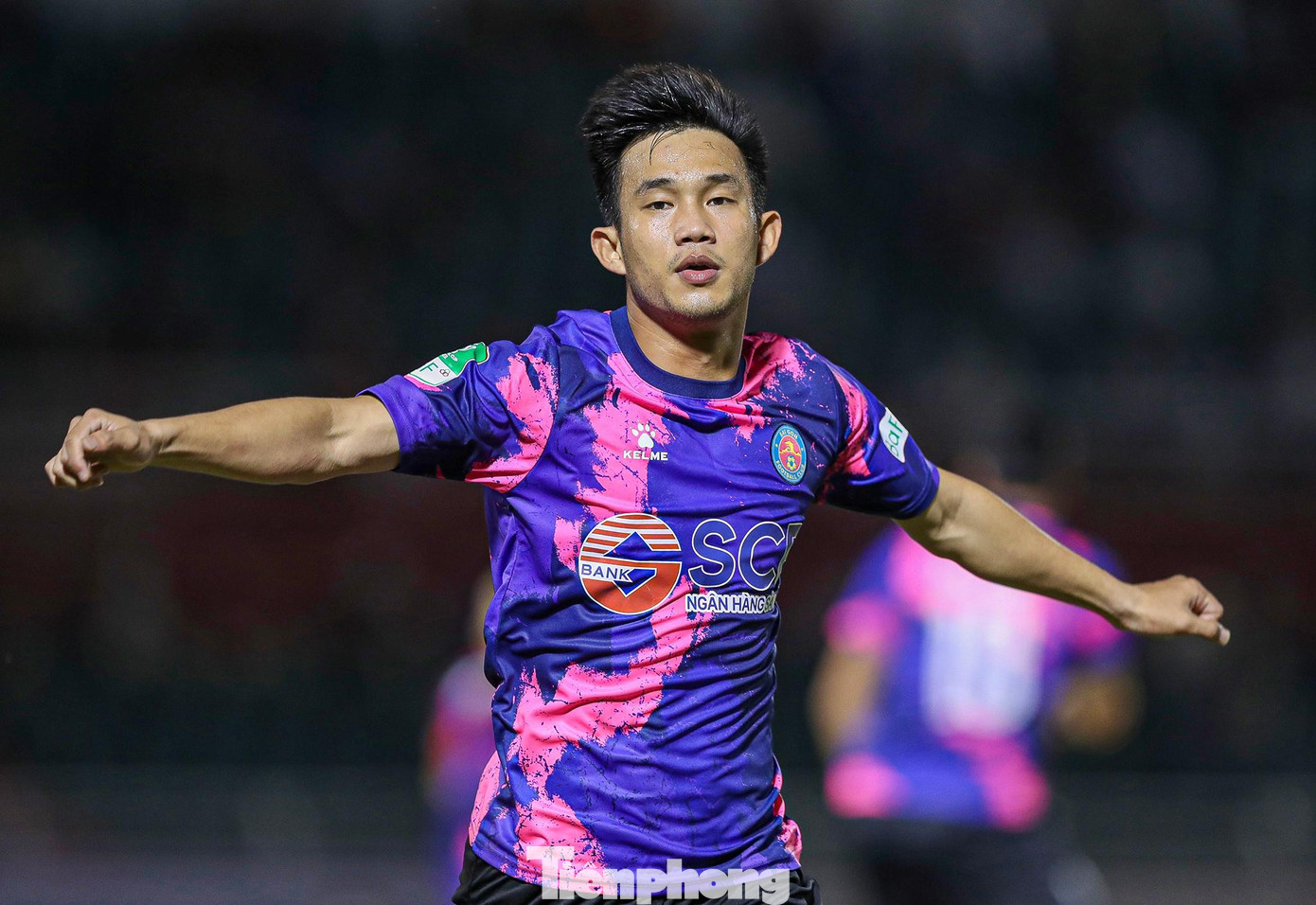 Ngược với tình cảnh bất ổn của đội bóng láng giềng, các học trò của HLV Phùng Thanh Phương đang có được tinh thần và sự hưng phấn cao độ. Hồng Sơn xử lý bóng rồi tung ra cú đá chìm bằng chân trái giúp Sài Gòn FC vươn lên dẫn trước. Ngược với tình cảnh bất ổn của đội bóng láng giềng, các học trò của HLV Phùng Thanh Phương đang có được tinh thần và sự hưng phấn cao độ. Hồng Sơn xử lý bóng rồi tung ra cú đá chìm bằng chân trái giúp Sài Gòn FC vươn lên dẫn trước.