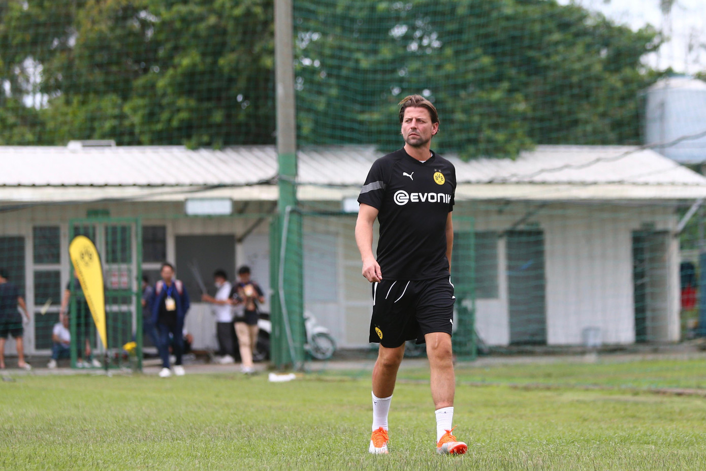 Về phía đội huyền thoại Dortmund, những danh thủ một thời của đội bóng này gồm Julio Cesar, Dedé, Marcel Schmelzer, Norbert Dickel, Evanílson, Kevin Grosskreutz, Joerg Heinrich, Jan Koller, David Odonkor, Patrick Owomoyela, Karl-Heinz Riedle, Miroslav Stevic, Roman Weidenfeller, Ibrahim Tanko, Mladen Petric và Mohammed Zidan sẽ đến TPHCM trong sự kiện đặc biệt đầy ý nghĩa này.