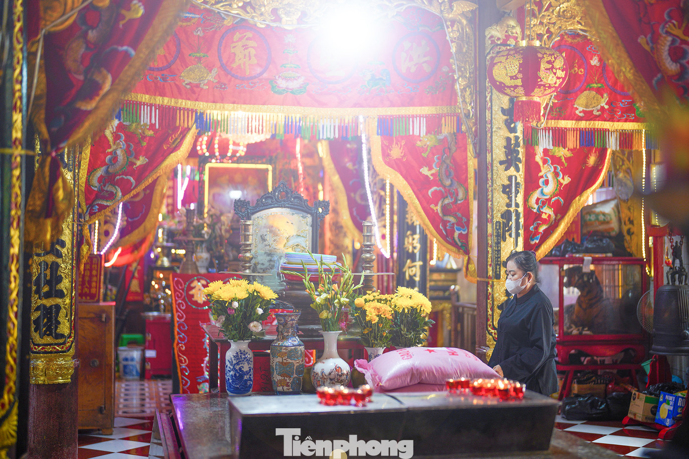 Chánh điện của đình Bình Đông là nơi cất giữ an toàn các mật thư của đồng chí Nguyễn Ái Quốc chuyển từ nước ngoài về và các sách báo tuyên truyền cho Chủ nghĩa Mac-Lenin.