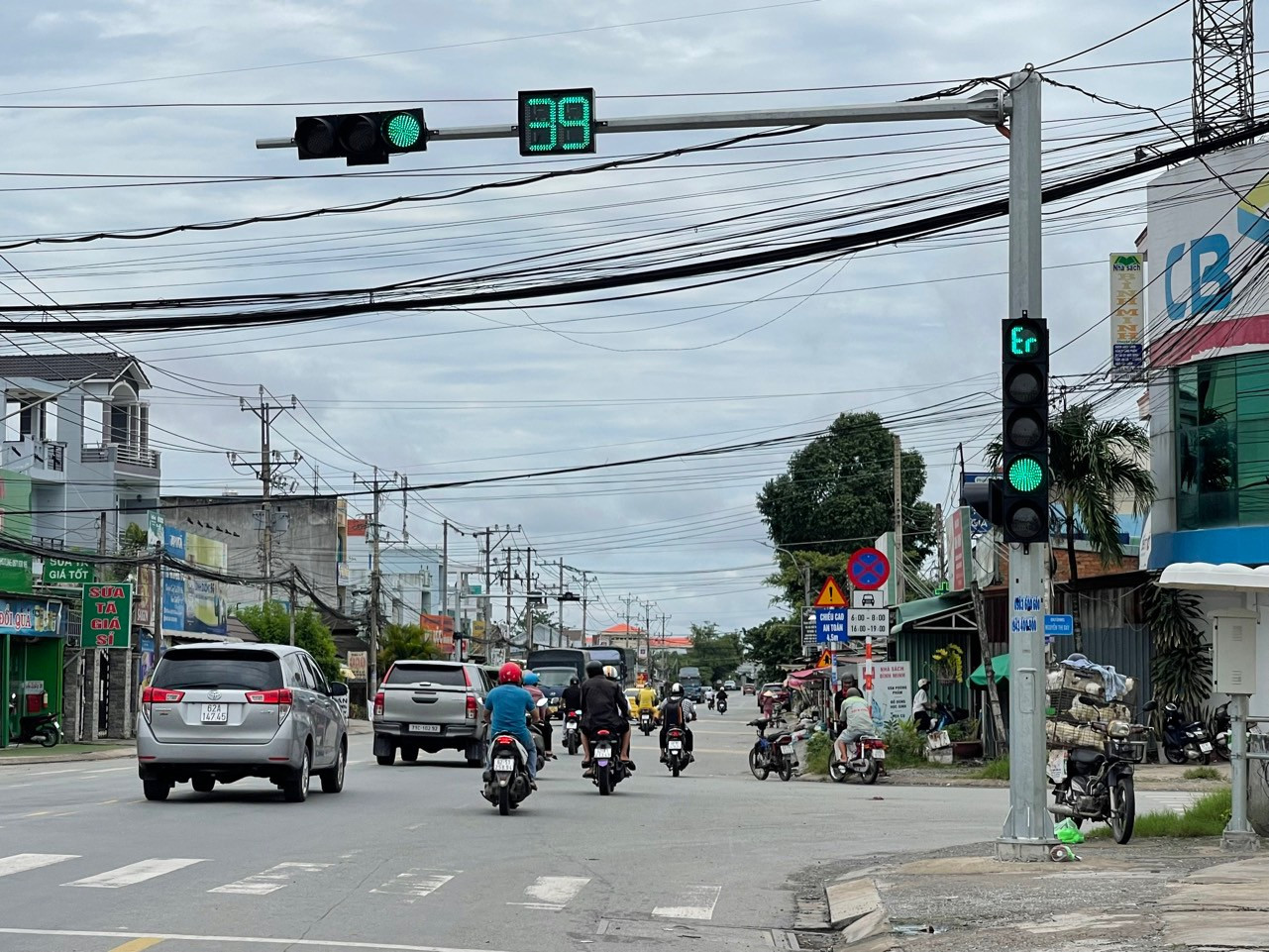 Một trụ đèn khác cũng hay báo lỗi trên quốc lộ 62. Một trụ đèn khác cũng hay báo lỗi trên quốc lộ 62.