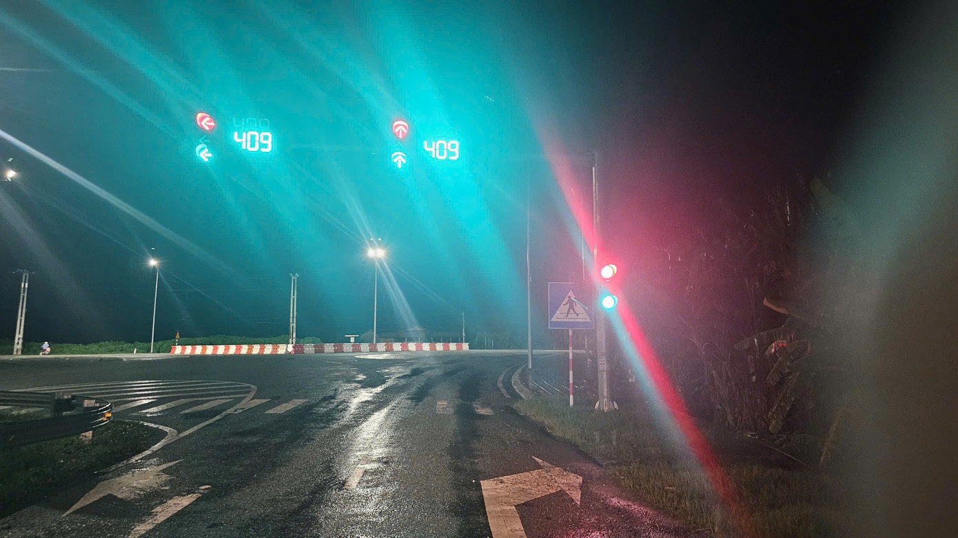 Đèn giao thông hiển thị hơn 400 giây, làm khó người đi đường. Đèn giao thông hiển thị hơn 400 giây, làm khó người đi đường.