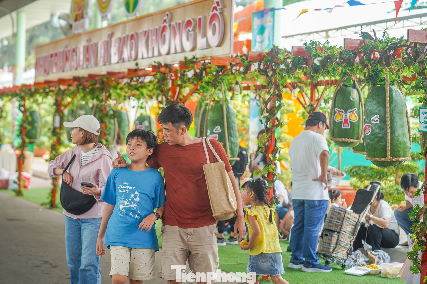 Không gian trưng bày những quả bí đao khổng lồ tại lễ hội Trái cây Nam Bộ.