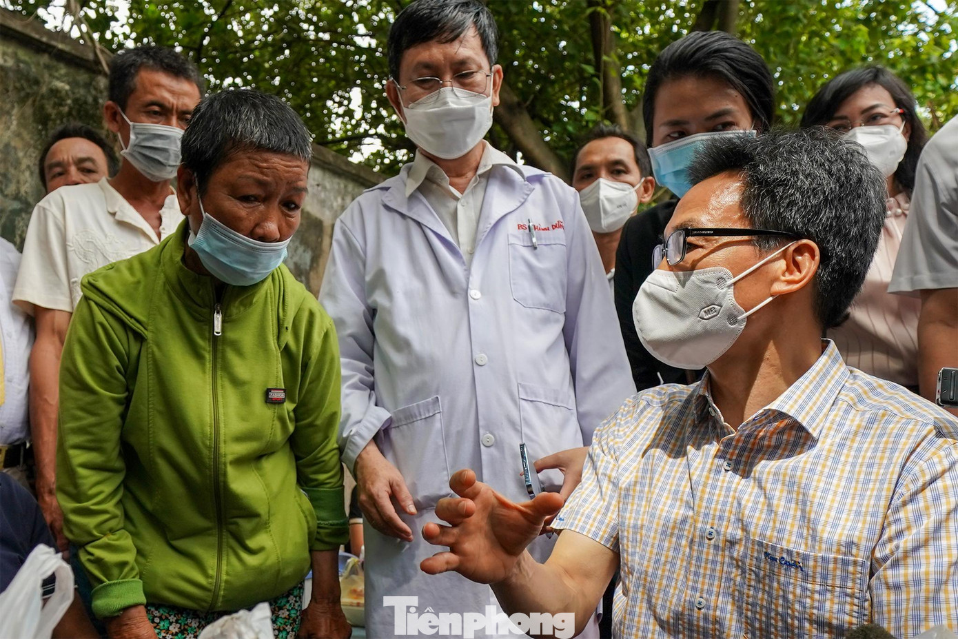 Một người dân chuyển tuyến từ tỉnh lên TPHCM chuyển lời cảm ơn đến hệ thống y tế đã giúp đỡ người thân của bà vượt qua cơn nguy kịch khi bị SXH. Ngoài Bệnh viện Bệnh Nhiệt đới, số ca nhập viện điều trị tại các bệnh viện trên địa bàn TPHCM cũng đang tăng cao, trong đó các bệnh viện nhi đồng cũng đang chịu nhiều áp lực. Nhiều bệnh nhân từ các tỉnh, thành chuyển đến, riêng tại Bệnh viện Nhi đồng Thành phố có tới 80% số ca mắc SXH là bệnh nhi từ các tỉnh, thành chuyển đến.