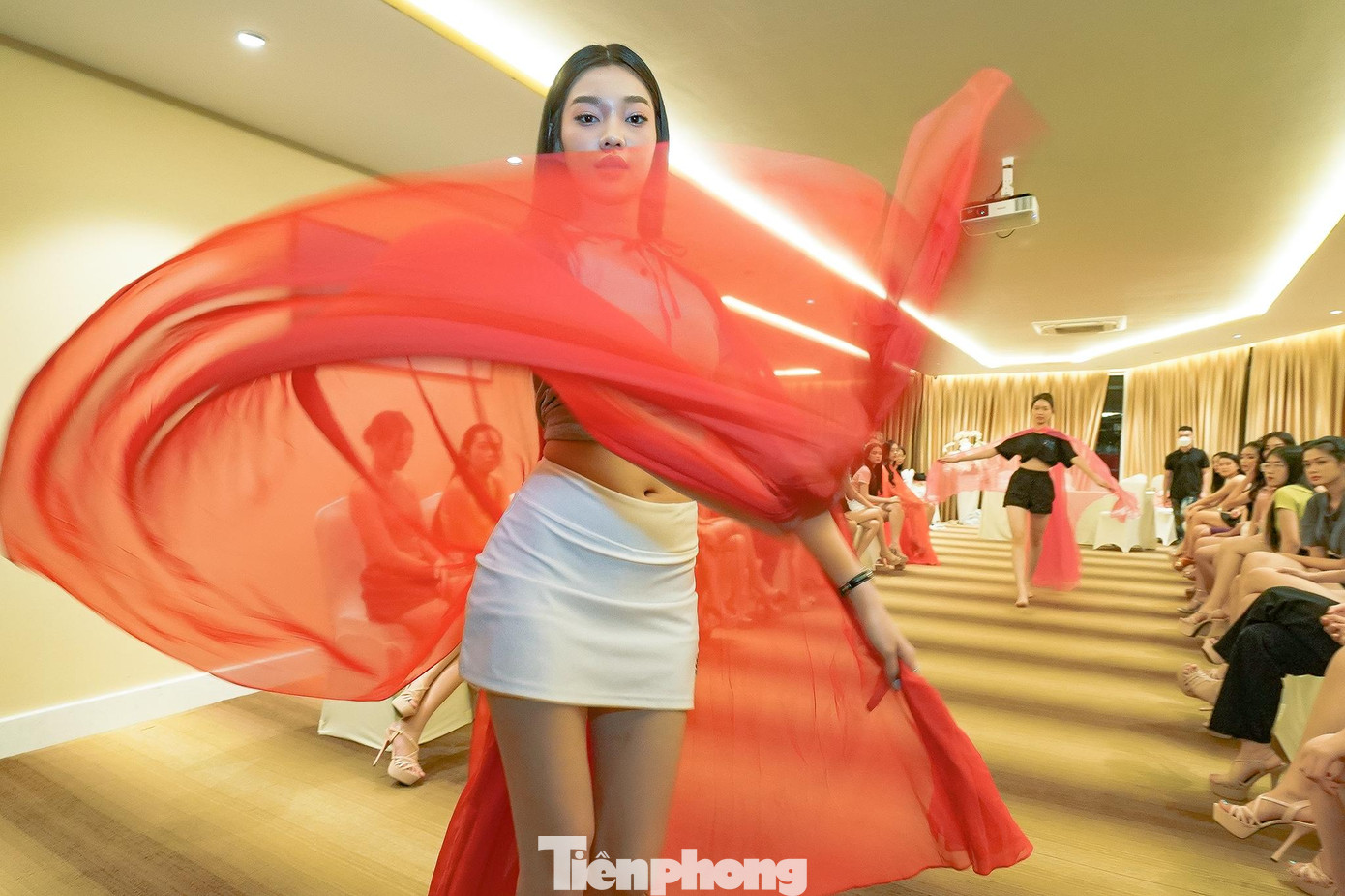 Kinh nghiệm trình diễn giúp thí sinh Bé Quyên xử lý dễ dàng tà áo rộng.