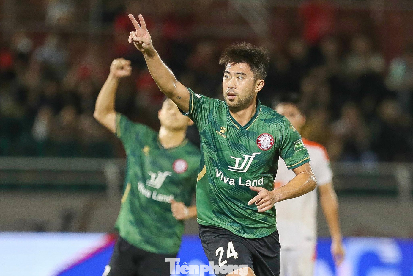 Phút 58, Ngọc Toàn bên phía Đà Nẵng phạm lỗi với Brendon trong vòng cấm đội nhà, trọng tài lập tức thổi phạt đền cho TPHCM. Từ khoảng cách 11m, tiền vệ Lee Nguyễn dễ dàng đánh lừa thủ môn Văn Biểu mở tỉ số cho đội chủ sân Thống Nhất.