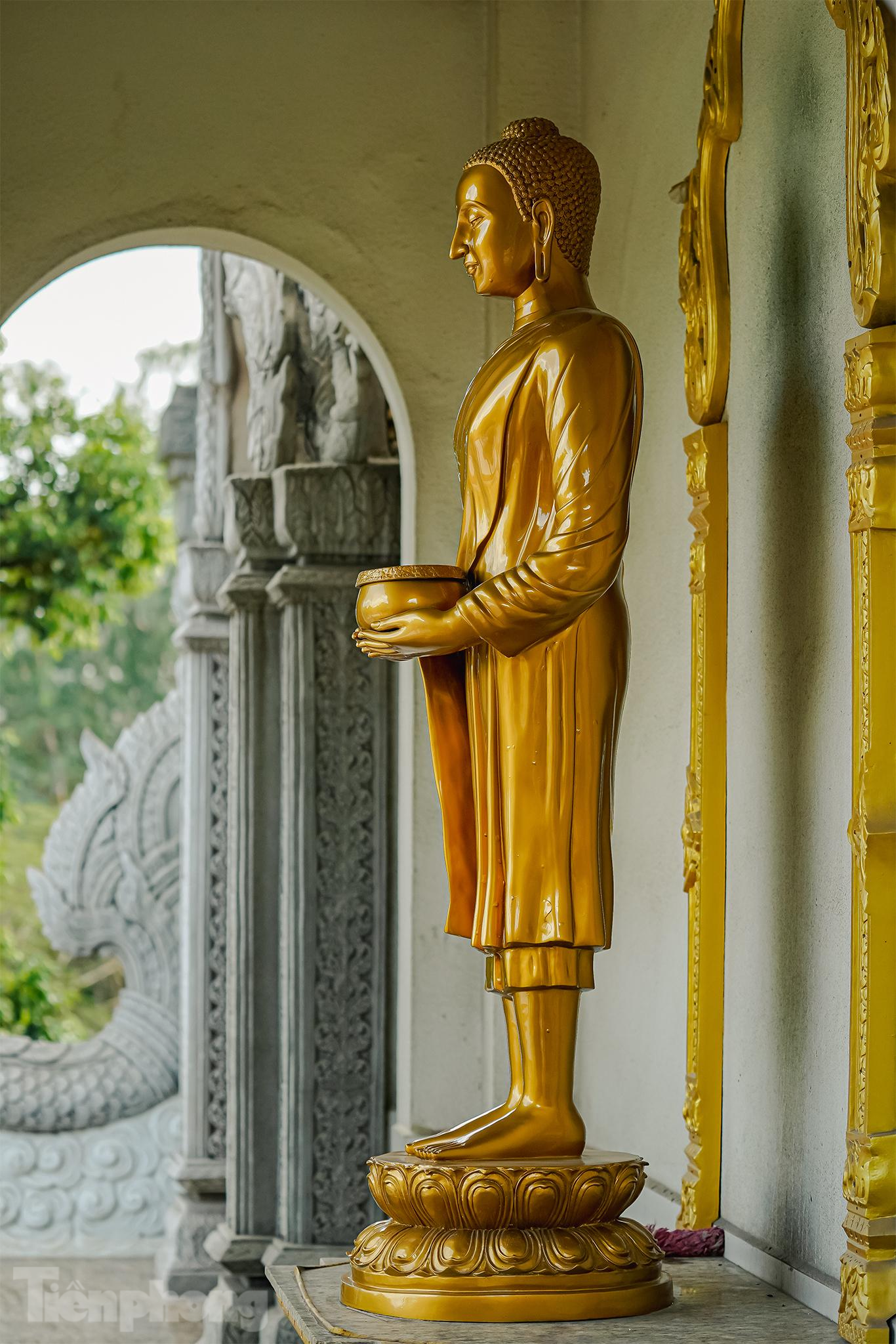 Với vị trí đặc thù nằm giữa đồi cây xanh mát, chùa Bửu Long được rất nhiều người, không chỉ riêng khách hành hương, lựa chọn làm điểm đến chay tịnh để ngồi thiền, hay chỉ đơn giản là ngắm nhìn cảnh sắc xung quanh, tạm quên đi những xô bồ của cuộc sống hối hả hàng ngày. Đặc biệt, chùa Bửu Long được mệnh danh là “ngôi chùa không nhang khói”, du khách đến đây không cần mang theo hương đèn, chỉ cần có lòng thành, bái Phật cầu nguyện. Với vị trí đặc thù nằm giữa đồi cây xanh mát, chùa Bửu Long được rất nhiều người, không chỉ riêng khách hành hương, lựa chọn làm điểm đến chay tịnh để ngồi thiền, hay chỉ đơn giản là ngắm nhìn cảnh sắc xung quanh, tạm quên đi những xô bồ của cuộc sống hối hả hàng ngày. Đặc biệt, chùa Bửu Long được mệnh danh là “ngôi chùa không nhang khói”, du khách đến đây không cần mang theo hương đèn, chỉ cần có lòng thành, bái Phật cầu nguyện.