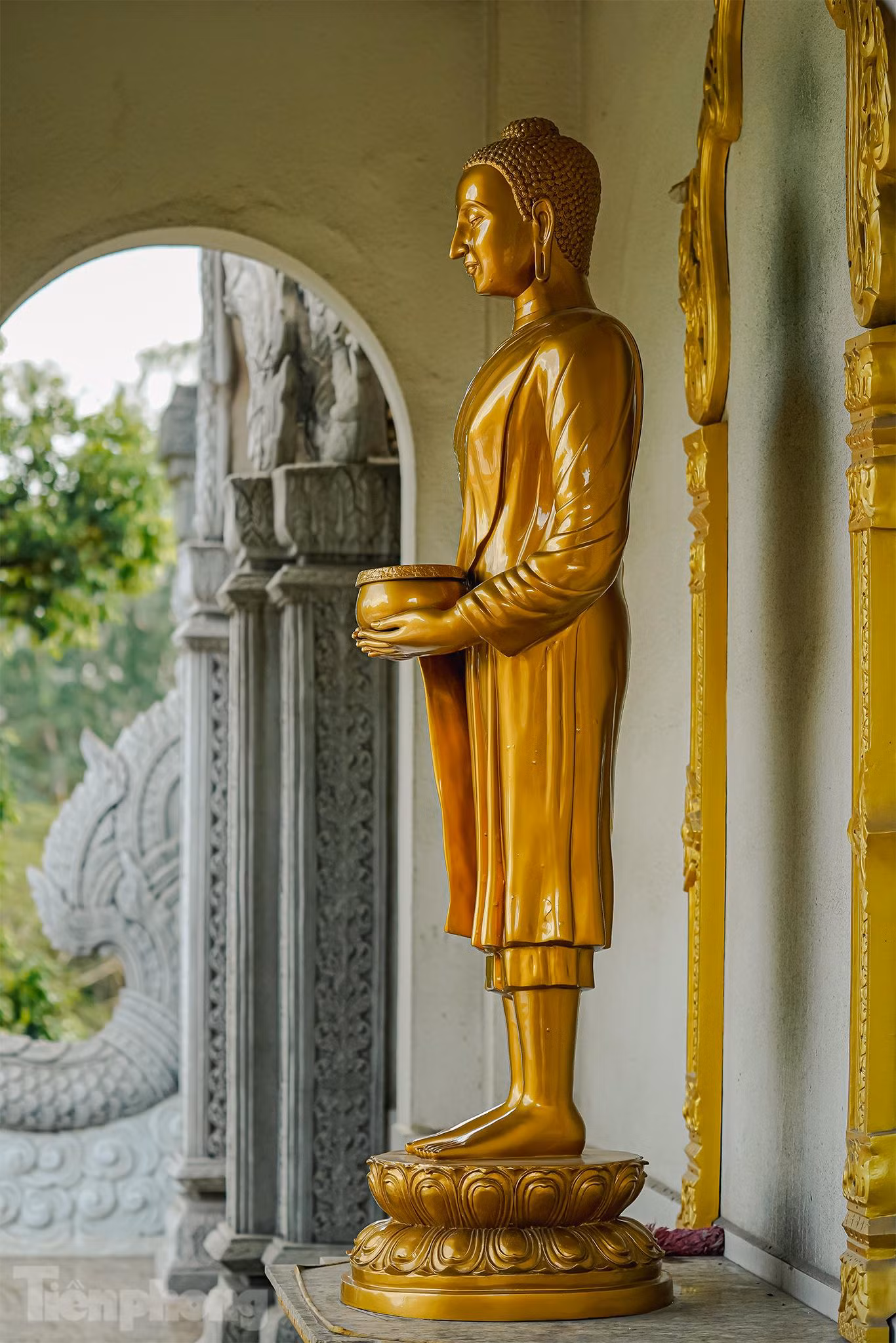 Với vị trí đặc thù nằm giữa đồi cây xanh mát, chùa Bửu Long được rất nhiều người, không chỉ riêng khách hành hương, lựa chọn làm điểm đến chay tịnh để ngồi thiền, hay chỉ đơn giản là ngắm nhìn cảnh sắc xung quanh, tạm quên đi những xô bồ của cuộc sống hối hả hàng ngày. Đặc biệt, chùa Bửu Long được mệnh danh là “ngôi chùa không nhang khói”, du khách đến đây không cần mang theo hương đèn, chỉ cần có lòng thành, bái Phật cầu nguyện.