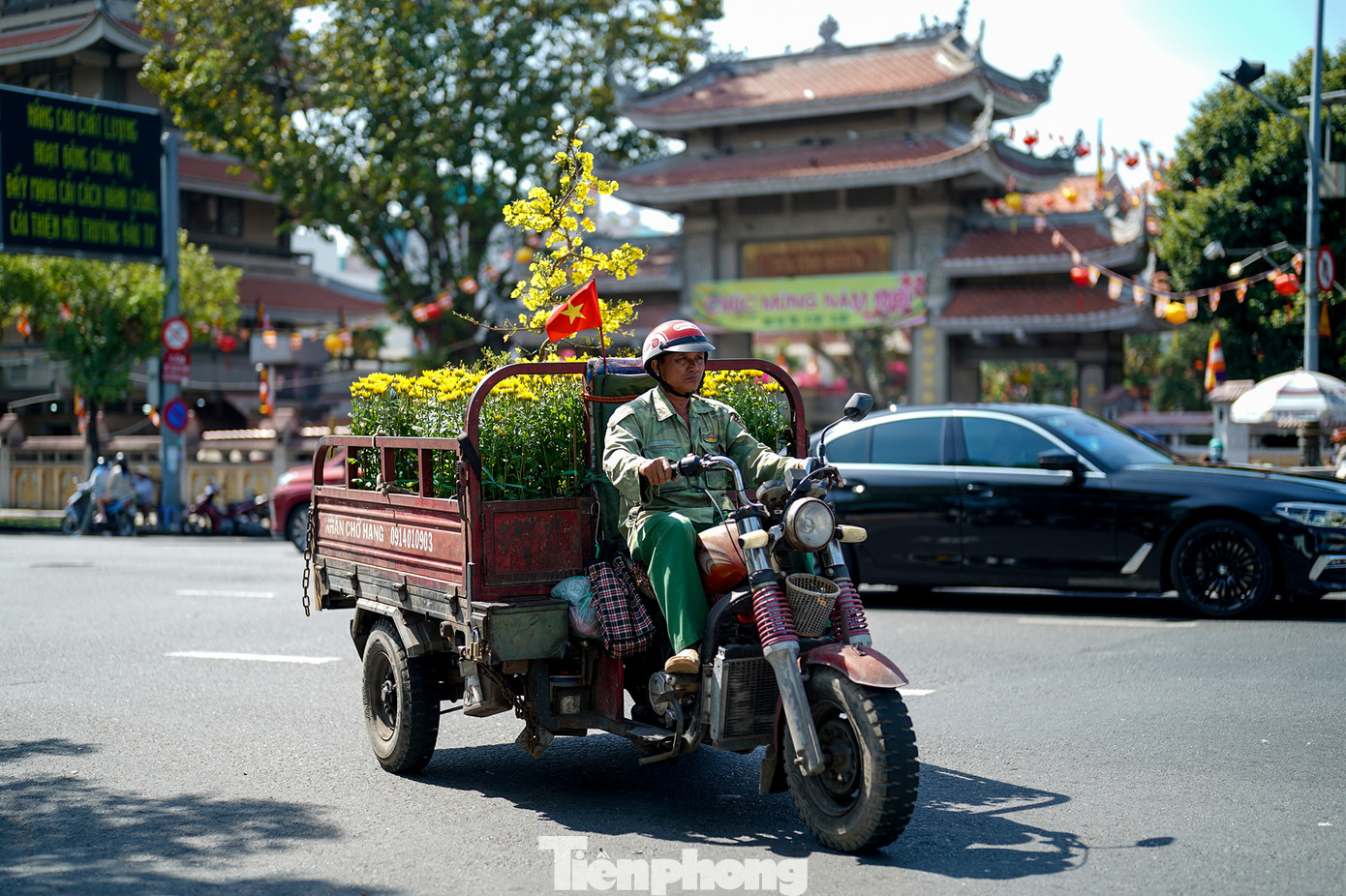 Một bác tài xe ba gác tranh thủ với những chuyến hàng trước giao thừa.