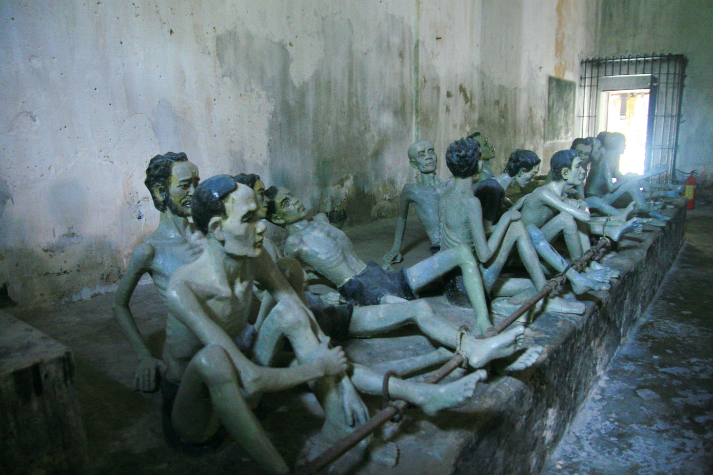 Cụm 5 di tích: Bảo tàng Côn Đảo - Dinh Chúa Đảo - Di tích nhà tù Phú Hải - Di tích chuồng cọp Pháp - Di tích chuồng cọp Mỹ. Những điểm này khá gần nhau và ngay trung tâm thị trấn, du khách có thể đi hết trong một buổi. Bạn đến Bảo tàng Côn Đảo mua vé tham quan giá 50.000 đồng/lượt, không bán lẻ từng điểm và vé có giá trị trong ngày đến 17h. Đây là những nơi mà du khách tới tìm hiểu sẽ tự cảm nhận được sự tàn độc của chiến tranh và cả tinh thần quật cường của thế hệ ông cha. Cụm 5 di tích: Bảo tàng Côn Đảo - Dinh Chúa Đảo - Di tích nhà tù Phú Hải - Di tích chuồng cọp Pháp - Di tích chuồng cọp Mỹ. Những điểm này khá gần nhau và ngay trung tâm thị trấn, du khách có thể đi hết trong một buổi. Bạn đến Bảo tàng Côn Đảo mua vé tham quan giá 50.000 đồng/lượt, không bán lẻ từng điểm và vé có giá trị trong ngày đến 17h. Đây là những nơi mà du khách tới tìm hiểu sẽ tự cảm nhận được sự tàn độc của chiến tranh và cả tinh thần quật cường của thế hệ ông cha.