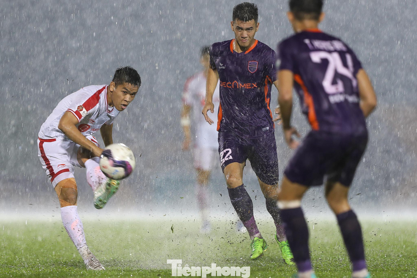 Viettel đáp trả liên tục nhưng họ không chắt chiu các cơ hội, cơn mưa ảnh hưởng khá nhiều đến lối chơi của đội. Viettel đáp trả liên tục nhưng họ không chắt chiu các cơ hội, cơn mưa ảnh hưởng khá nhiều đến lối chơi của đội.