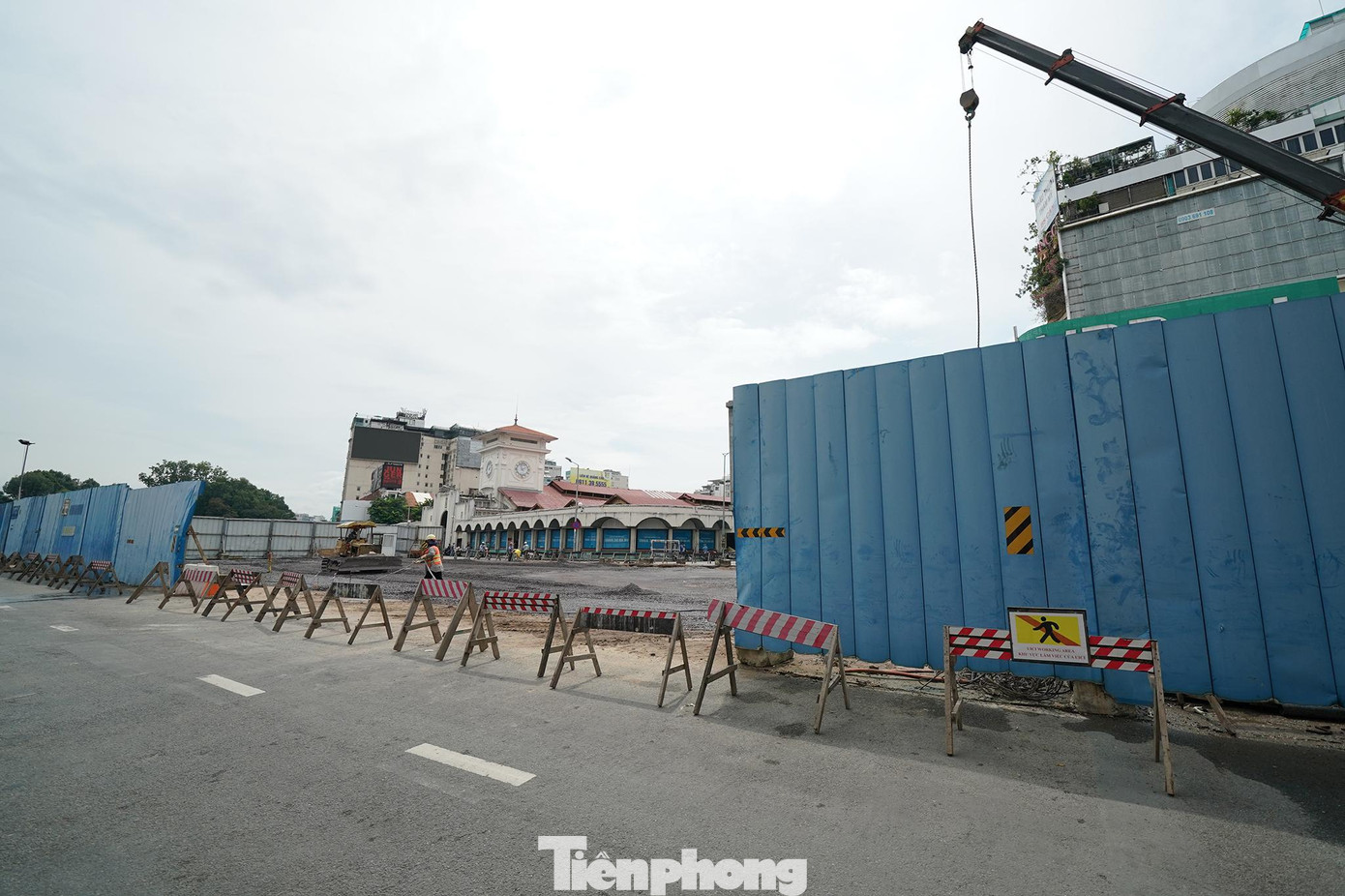 Hội đồng đề nghị Sở QH-KT phối hợp với cơ quan liên quan lập phương án cụ thể về vị trí, hình dáng các đảo giao thông, quảng trường và đề xuất vị trí tượng đài Trần Nguyên Hãn và Quách Thị Trang. Cùng với đó, nghiên cứu cụ thể về ý tưởng tổ chức không gian, ưu tiên đặt tượng đài Trần Nguyên Hãn ở khu vực kết thúc trục đường Lê Lợi tại quảng trường, báo cáo UBND TP xem xét, quyết định.