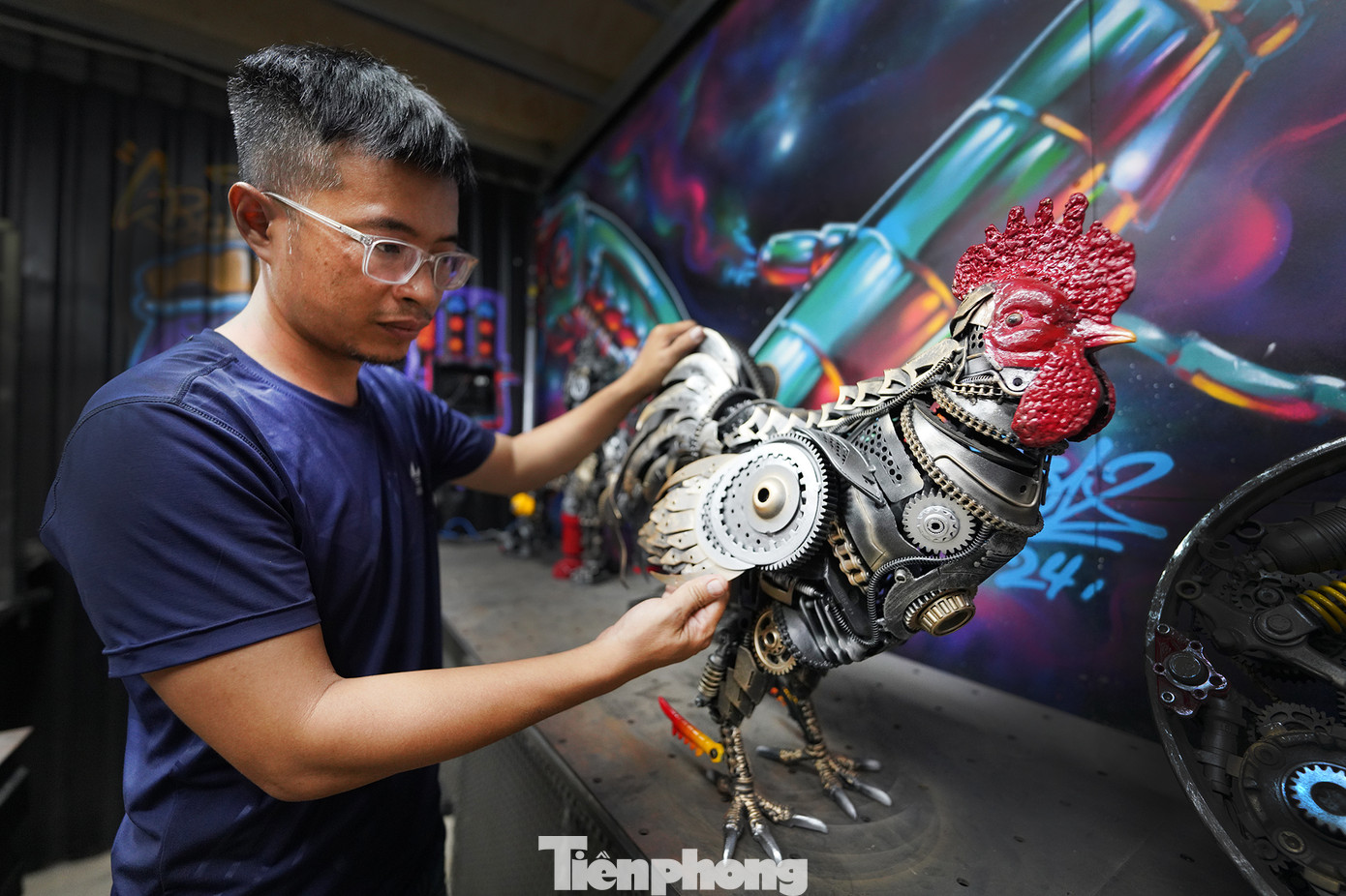 Sản phẩm "lồng đèn linh kiện" của xưởng khá đa dạng. Trong đó, có nhiều tác phẩm với độ khó cực cao, đòi hỏi các chi tiết cực chuẩn xác khi gia công. Sản phẩm "lồng đèn linh kiện" của xưởng khá đa dạng. Trong đó, có nhiều tác phẩm với độ khó cực cao, đòi hỏi các chi tiết cực chuẩn xác khi gia công.