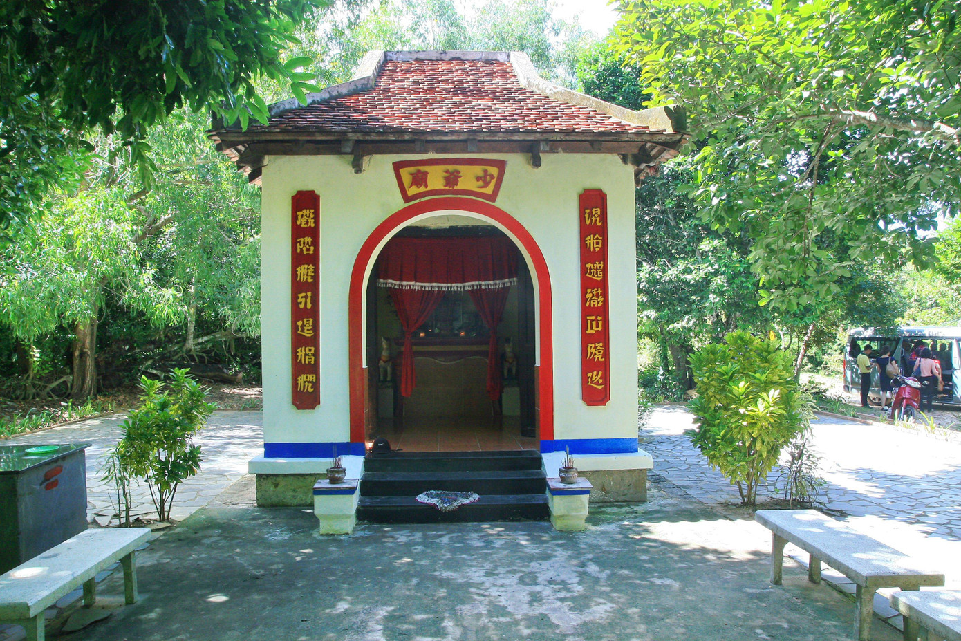 An Sơn Miếu, còn gọi là miếu Bà Phi Yến, thờ Thứ phi của chúa Nguyễn Ánh (Vua Gia Long). An Sơn Miếu, còn gọi là miếu Bà Phi Yến, thờ Thứ phi của chúa Nguyễn Ánh (Vua Gia Long).