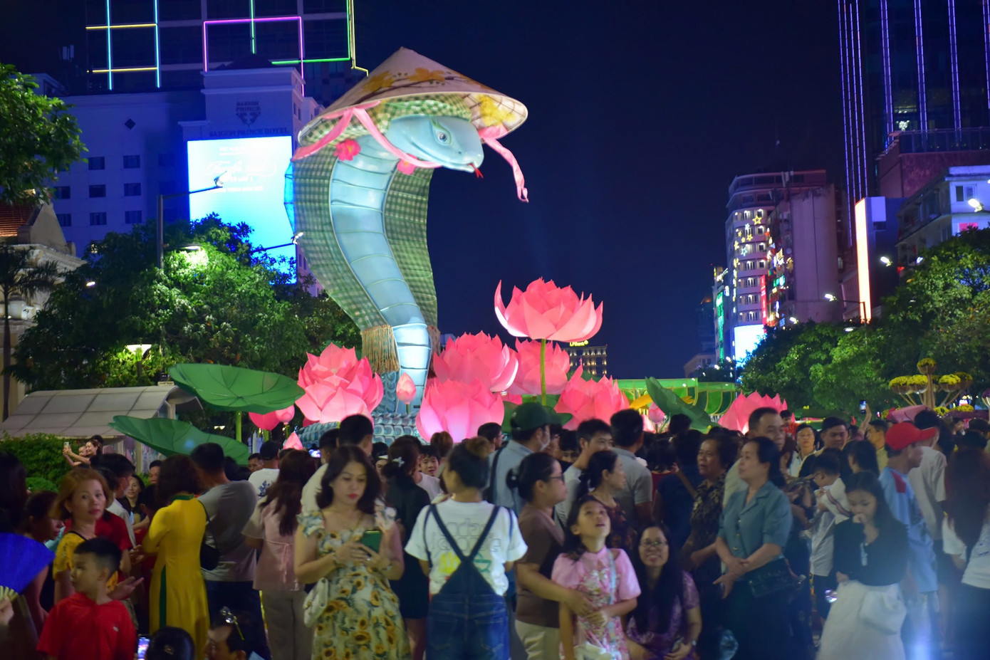 Từ 19h, dòng người đổ về đường hoa Nguyễn Huệ (TPHCM) rất đông để du xuân, chờ đón thời khắc giao thừa. Ảnh: Phạm Thọ Từ 19h, dòng người đổ về đường hoa Nguyễn Huệ (TPHCM) rất đông để du xuân, chờ đón thời khắc giao thừa. Ảnh: Phạm Thọ