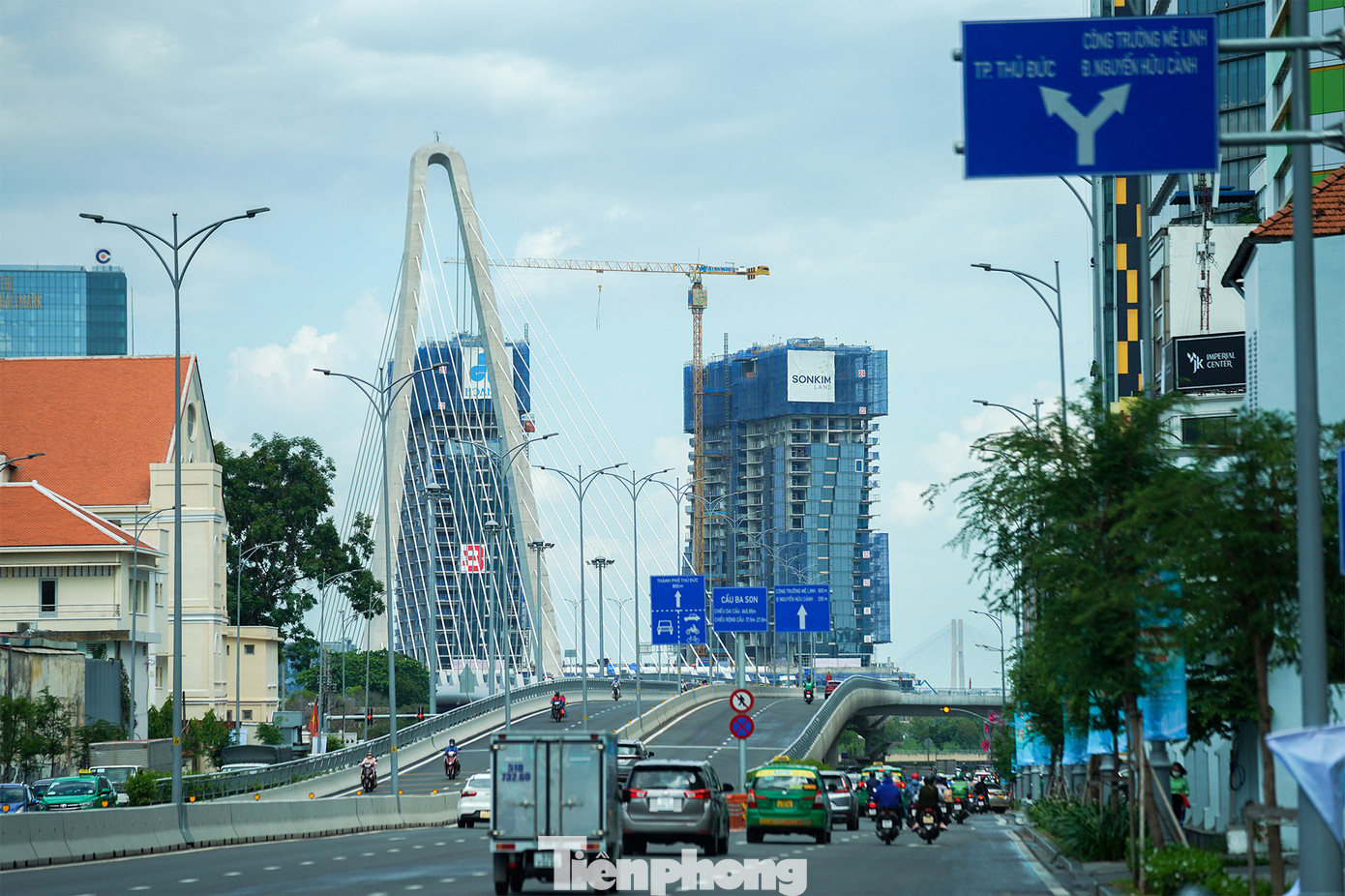 Cầu Ba Son nhìn từ hướng đường Tôn Đức Thắng-Lê Duẩn. Cầu Ba Son nhìn từ hướng đường Tôn Đức Thắng-Lê Duẩn.