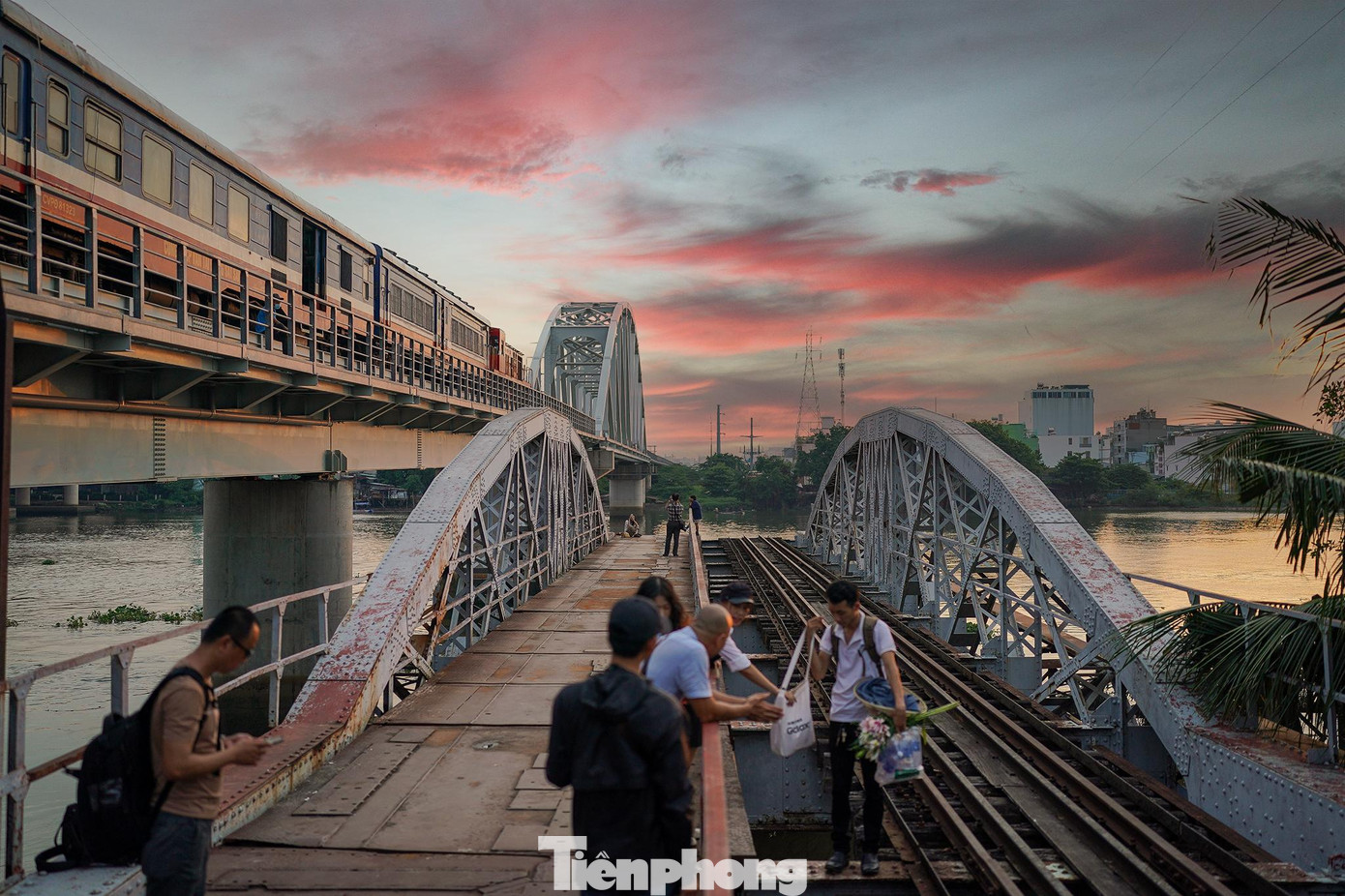 Nhà nghiên cứu Nguyễn Đình Đầu, 97 tuổi, ngụ tại quận 1 (TPHCM) từng kể: Ngày xưa, vùng đất này hoang sơ, sông Sài Gòn cũng rộng hơn bây giờ rất nhiều. Ở phía Bình Thạnh có đồng Ông Cộ (nay thuộc phường 12, quận Bình Thạnh), trước đây thuộc vùng sát cận trung tâm tỉnh Gia Định. Toàn thể khu vực rộng lớn này rất hiếm đường cái quan. Dân cư trong vùng sinh sống bằng nghề ruộng nương, đánh cá dọc theo sông Sài Gòn, giao thông thủy là chủ yếu. Những khoảng đất không được khai phá thì toàn là rừng chồi, cây lùm rậm rạp. Người dân cư trú thưa thớt, kinh tế khó khăn. Việc đi lại bằng đường bộ từ Sài Gòn về hướng đông phải xuống đường Nguyễn Văn Học (đường Nơ Trang Long ngày nay), qua ngã tư Bình Hòa, qua cầu Băng Ky, cầu Gò Dưa, Thủ Đức... Cho nên, sự ra đời của cầu đường sắt Bình Lợi đánh dấu bước phát triển vượt bậc về giao thông ở Sài Gòn những thập niên đầu thế kỷ 20.