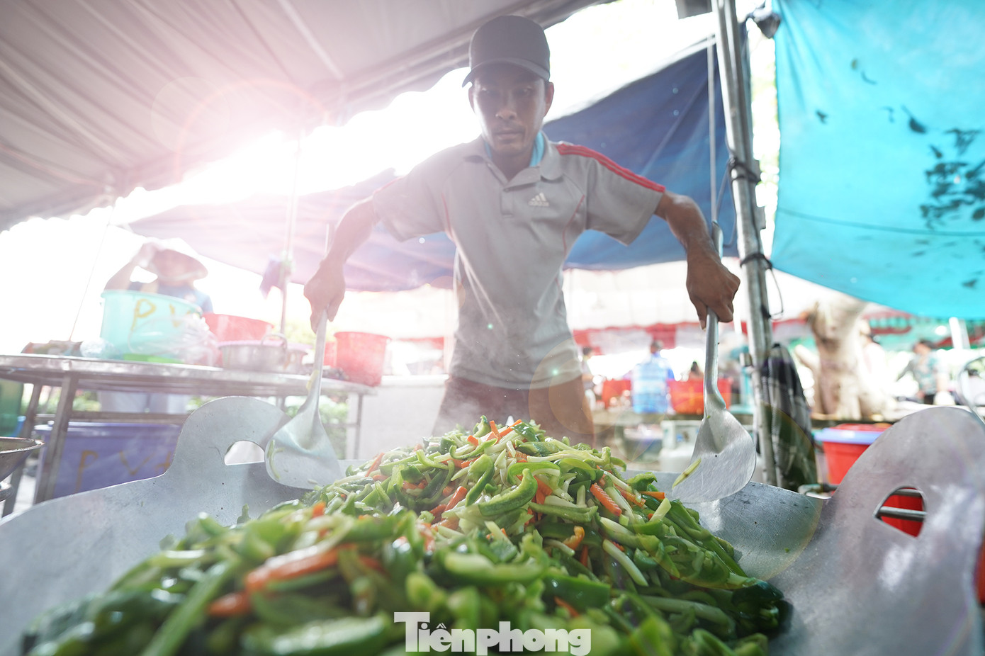 Đây là nhóm nấu ăn tại huyện Tân Trụ (Long An), đa phần các thành viên đều ở gần khu di tích đến góp công thiện nguyện nấu ăn cho lễ hội. Đây là nhóm nấu ăn tại huyện Tân Trụ (Long An), đa phần các thành viên đều ở gần khu di tích đến góp công thiện nguyện nấu ăn cho lễ hội.