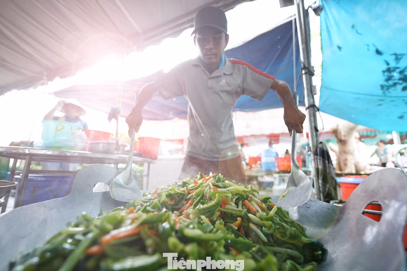 Đây là nhóm nấu ăn tại huyện Tân Trụ (Long An), đa phần các thành viên đều ở gần khu di tích đến góp công thiện nguyện nấu ăn cho lễ hội.