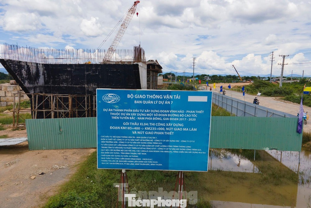 Một cầu vượt ở nút giao Ma Lâm - Phan Thiết đang thiếu đất đắp nền nên thi công cầm chừng.