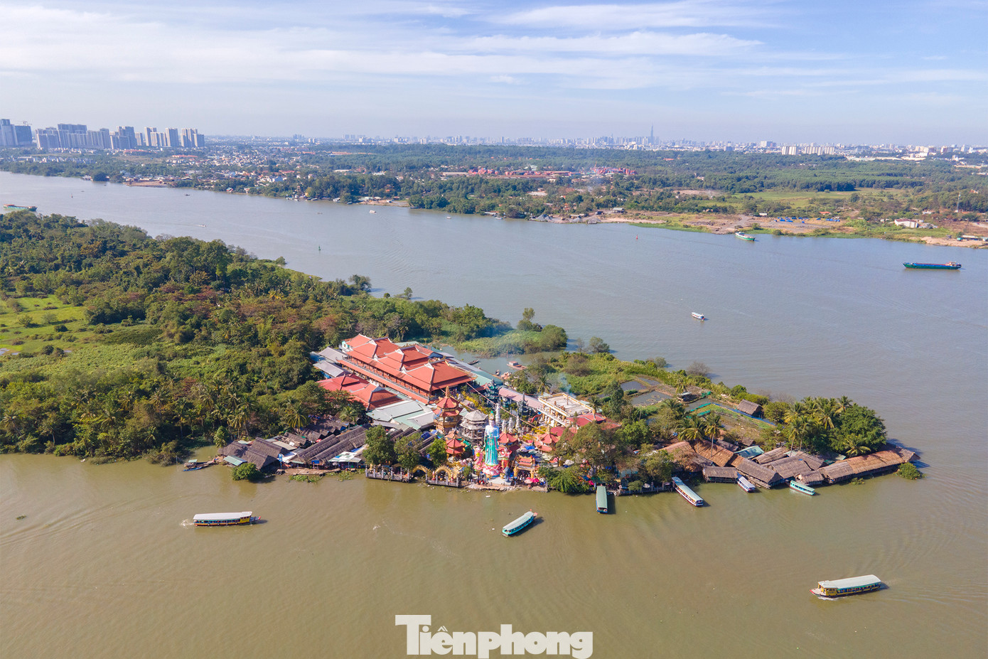 Với không gian thoáng đãng, cảnh quan đẹp, mỗi ngày, chùa Phước Long đón rất đông Phật tử, du khách đến cúng bái, vãng cảnh chùa.