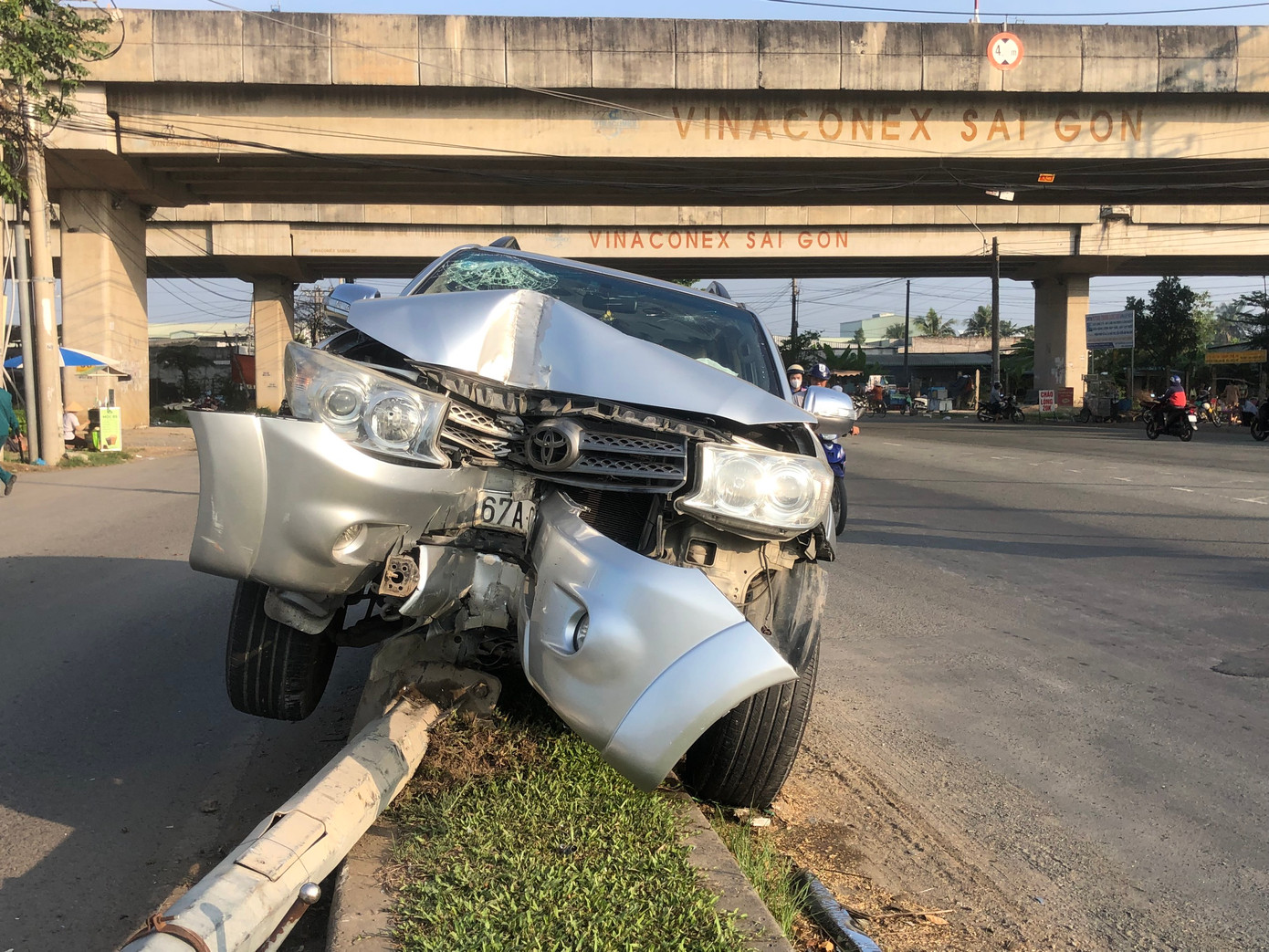 Phần đầu chiếc xe bị hư hỏng nặng.