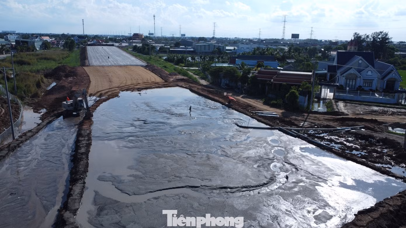 Gói thầu XL3, phần tuyến chính và tuyến nhánh đều đã đắp cát K95, chuẩn bị chuyển sang thi công thử đắp cát K98, cấp phối đá dăm và làm bóng mặt đường. Gói thầu XL3, phần tuyến chính và tuyến nhánh đều đã đắp cát K95, chuẩn bị chuyển sang thi công thử đắp cát K98, cấp phối đá dăm và làm bóng mặt đường.