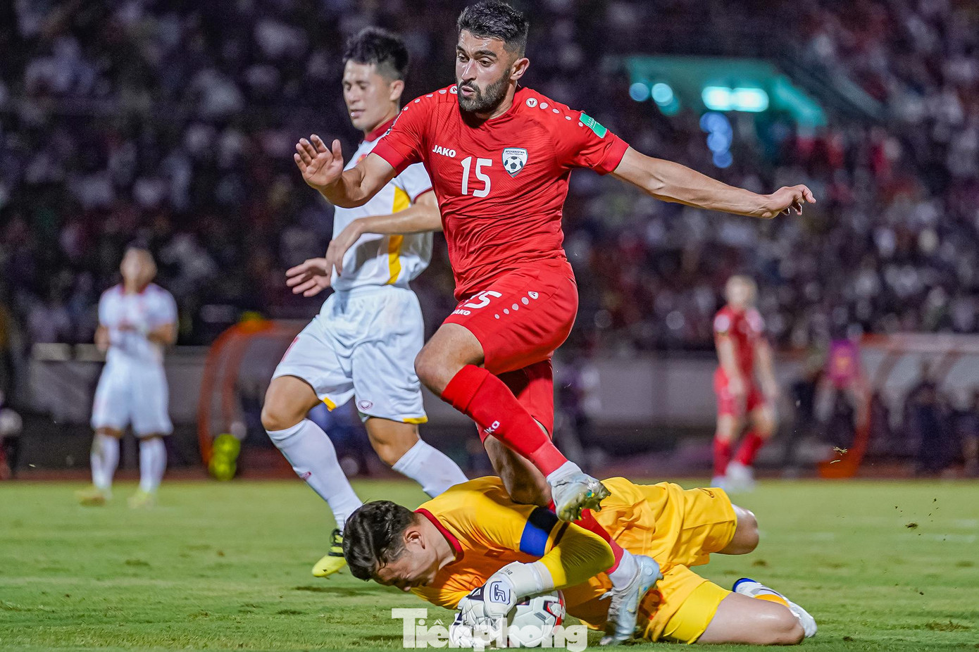Trong lần quay trở lại này, Đặng Văn Lâm vinh dự mang băng đội trưởng. Anh chia sẻ: “Trận này, thầy Park đã tin tưởng trao băng đội trưởng. Điều này thật cảm xúc và Lâm xin cảm ơn thầy cũng như người hâm mộ. Khi mang băng đội trưởng, Lâm hôn lên tấm băng. Nó khiến Lâm áp lực nhưng cũng mang đến sự tự tin”.