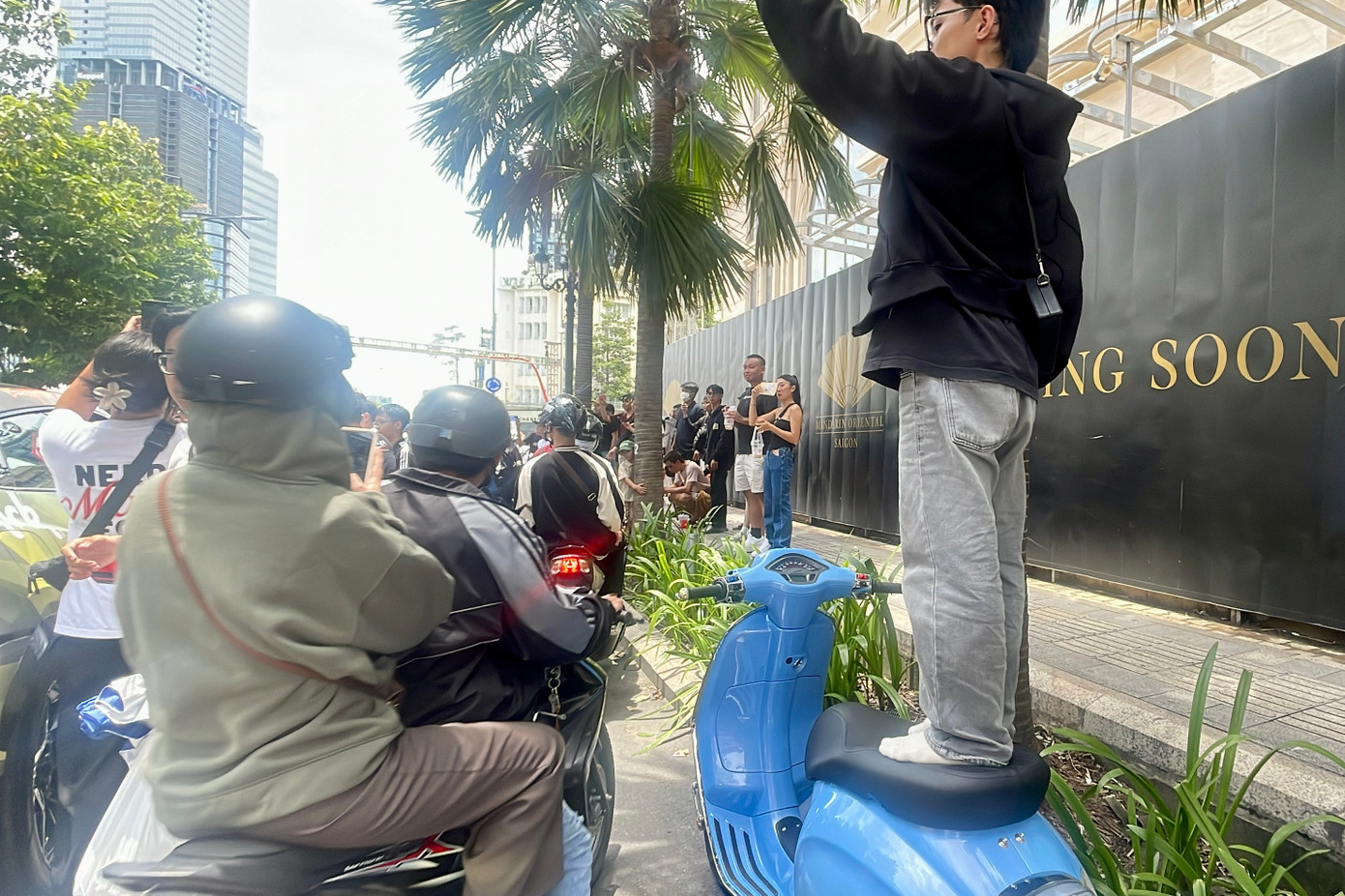 Đám đông vây kín trục đường Lê Lợi, đoạn rẽ phải từ hướng đường Đồng Khởi. Khu vực này nằm ngoài khu vực diễn ra sự kiện nên đám đông gây khá nhiều khó khăn cho dòng phương tiện lưu thông hướng về chợ Bến Thành.